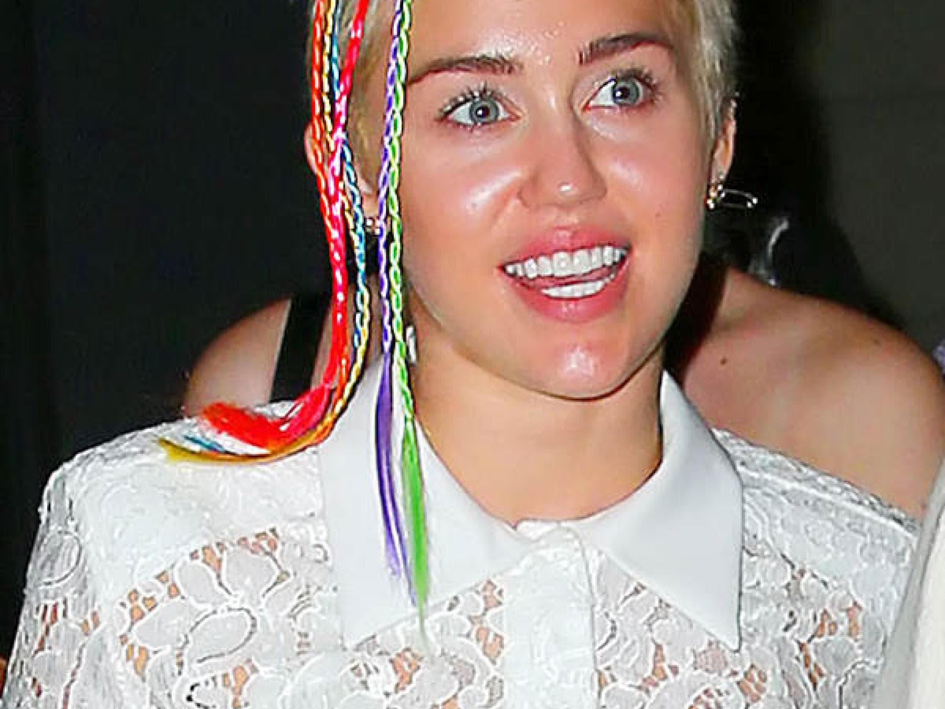Miley Cyrus mit bunten Braids im Haar