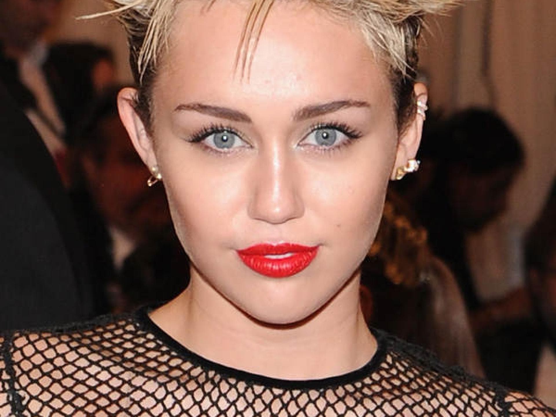 Miley Cyrus mit Stachelfrisur