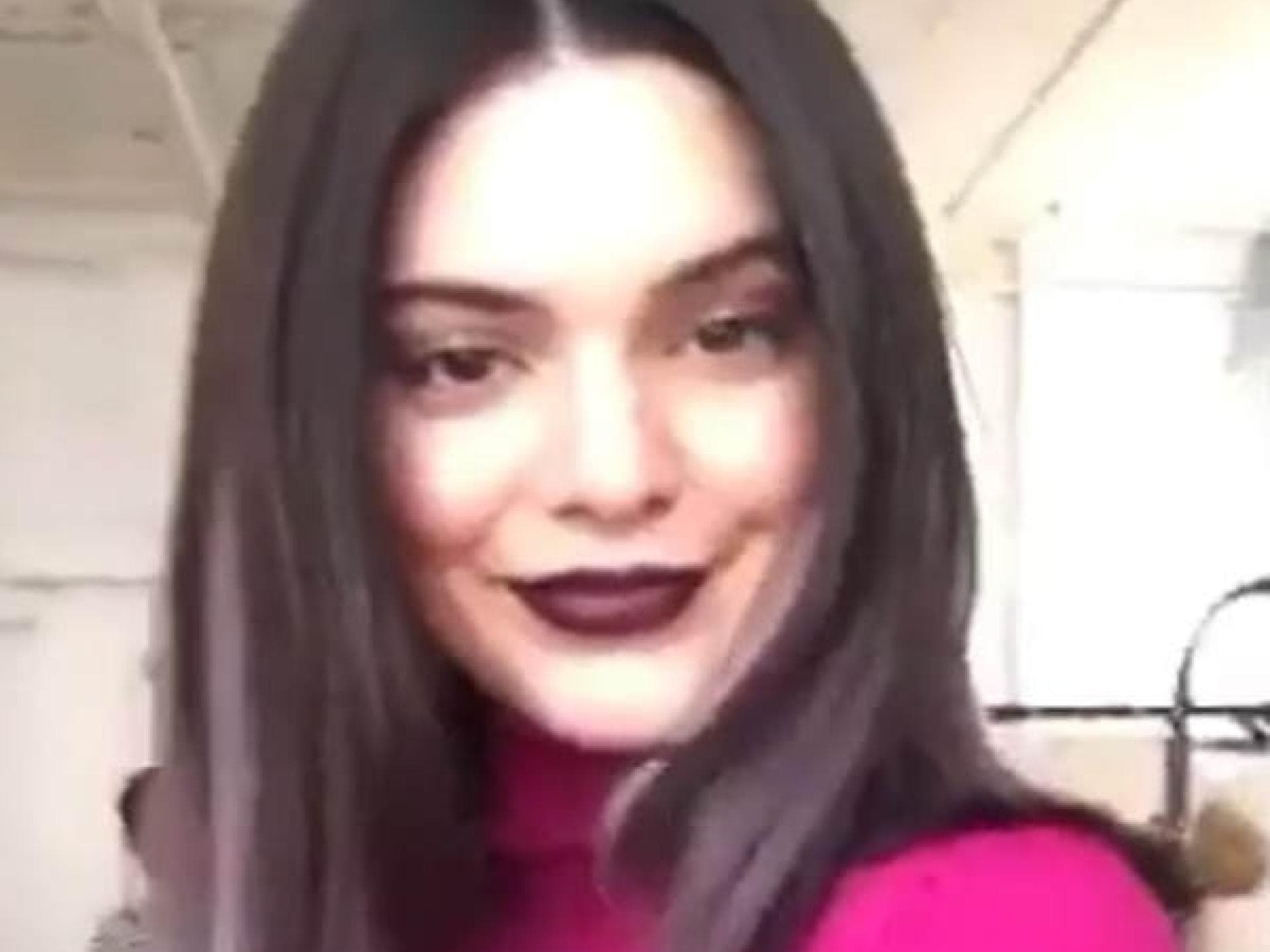Kendall Jenner mit lila Strähnen