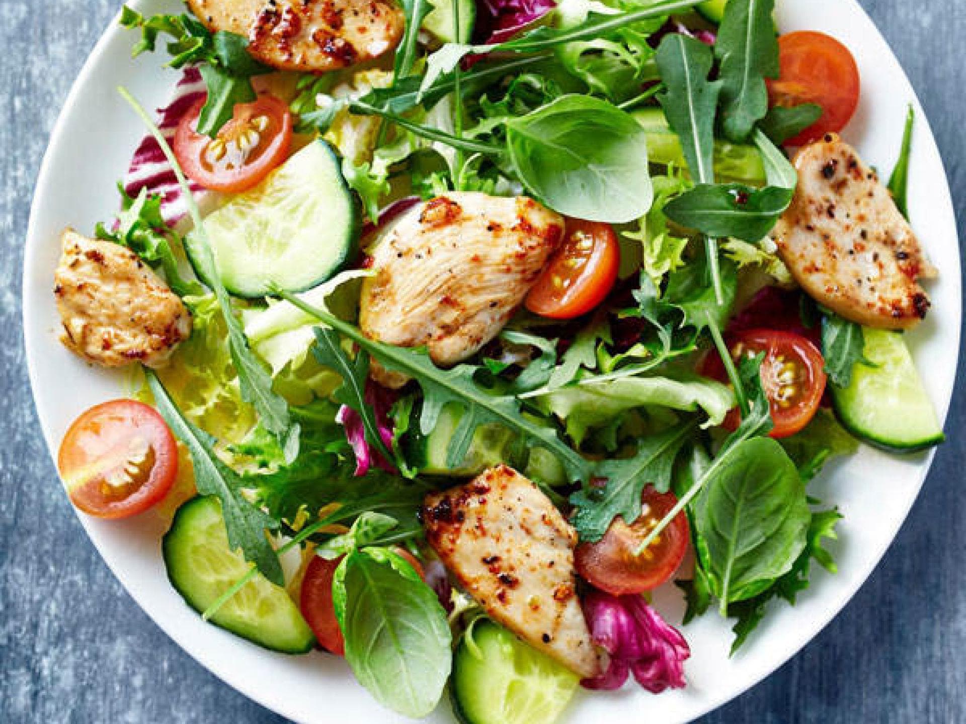 Salat mit Hähnchenbruststreifen