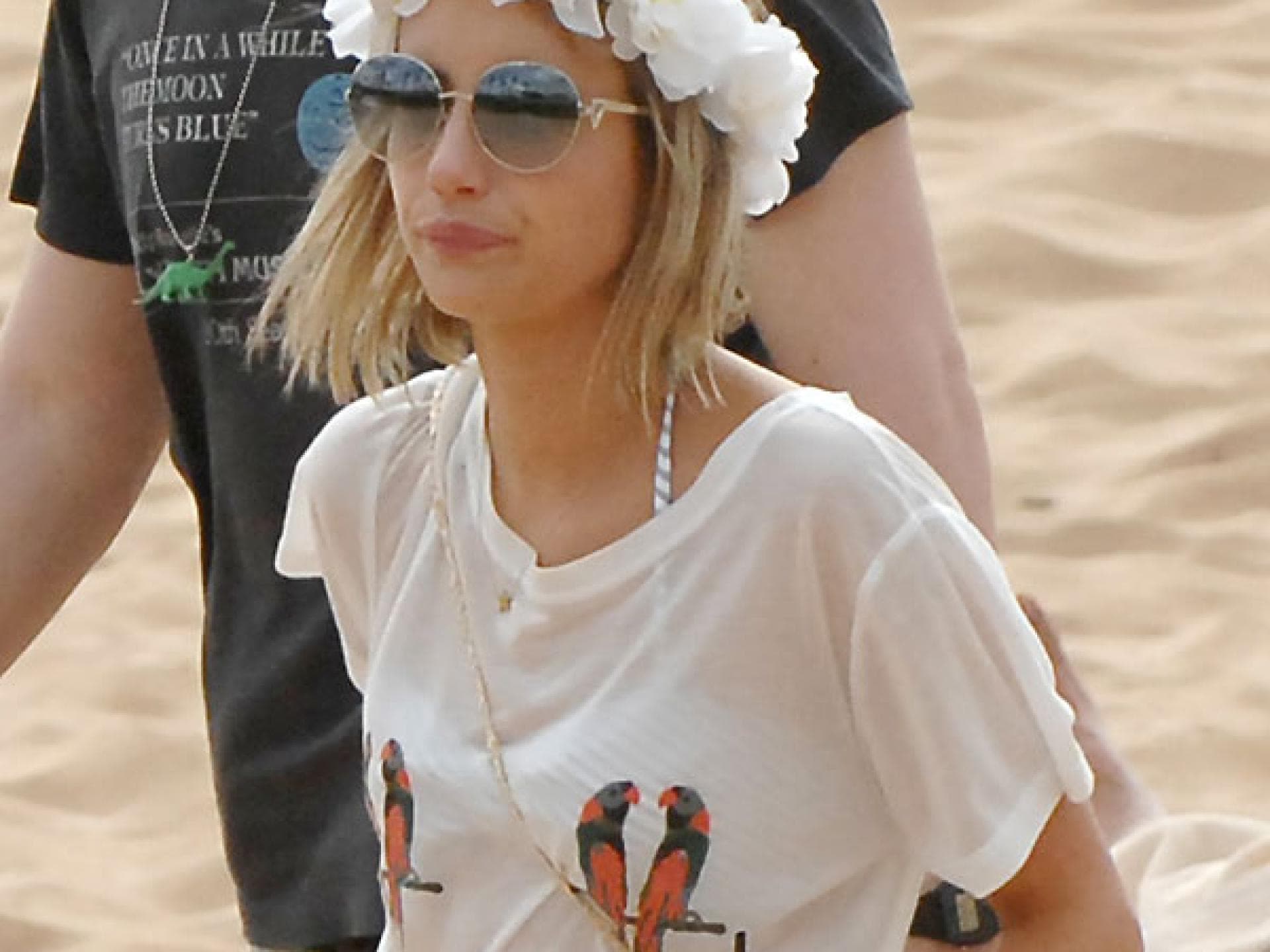 Emma Roberts mit Blumenkranz im Haar Emma Roberts mit Blumenkranz im Haar