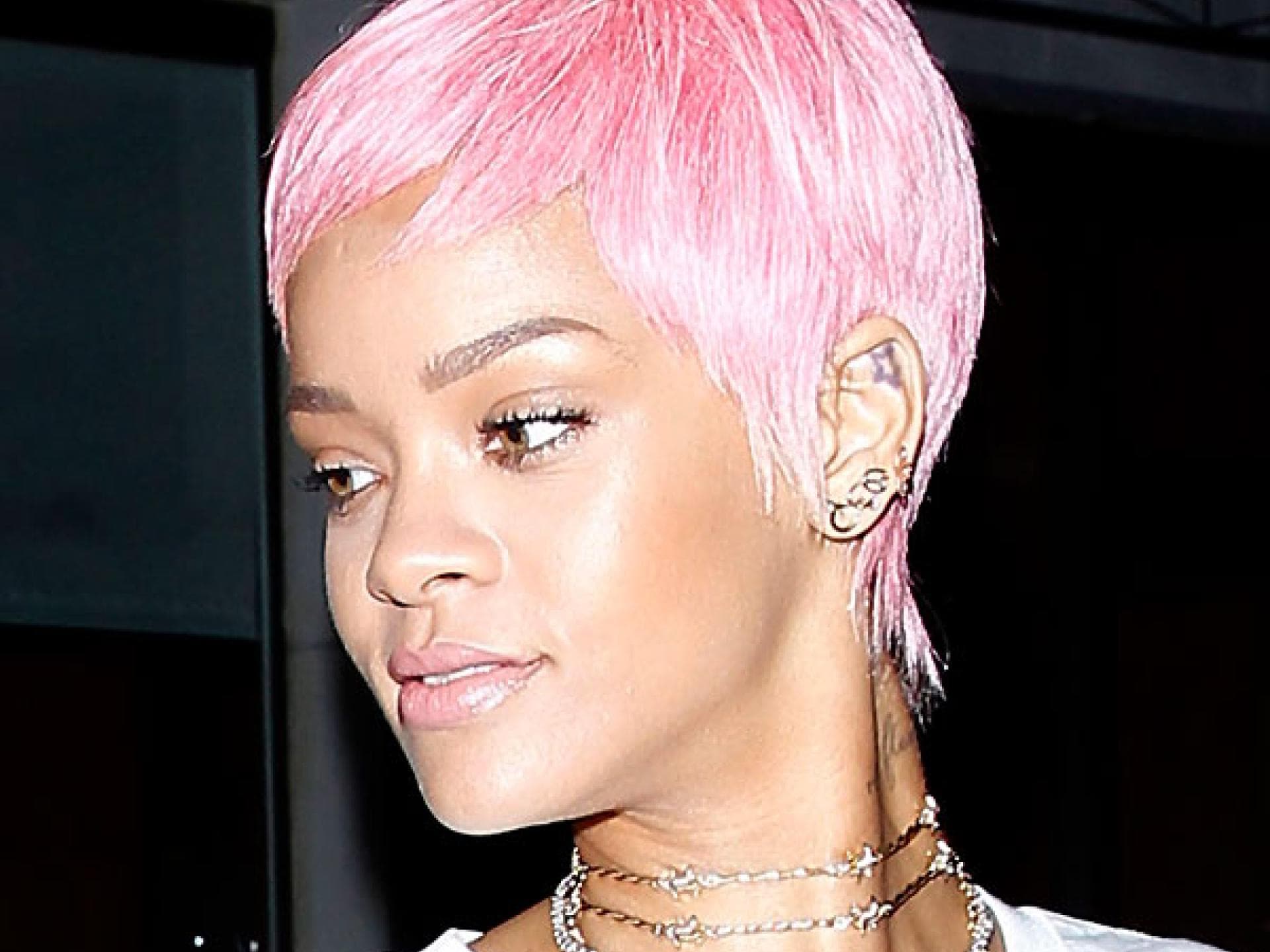 Rihanna mit rosa Kurzhaarfrisur Rihanna mit rosa Kurzhaarfrisur