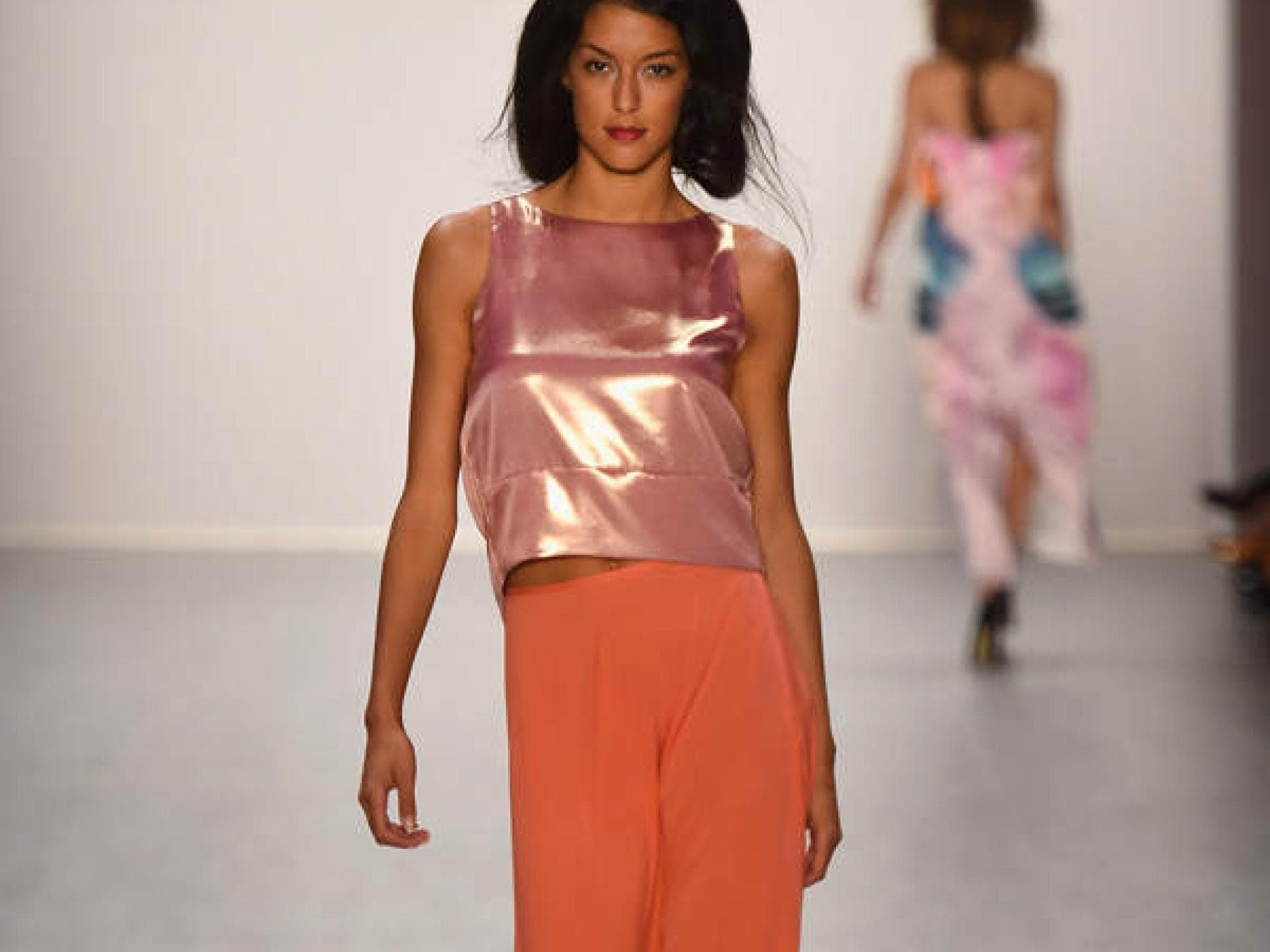 Rebecca Mir in Orange für Anja Gockel Rebecca Mir in Orange für Anja Gockel