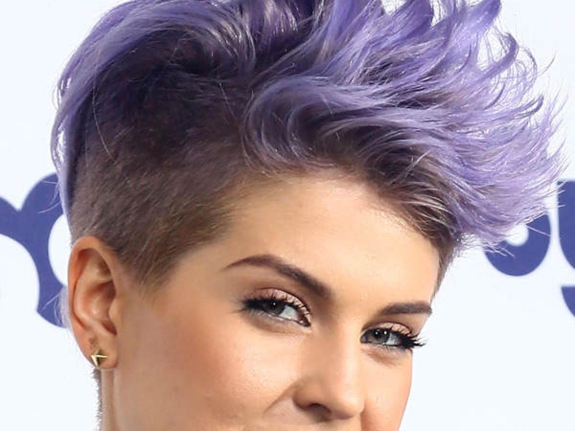 Kelly Osbourne mit lila Kurzhaarfrisur