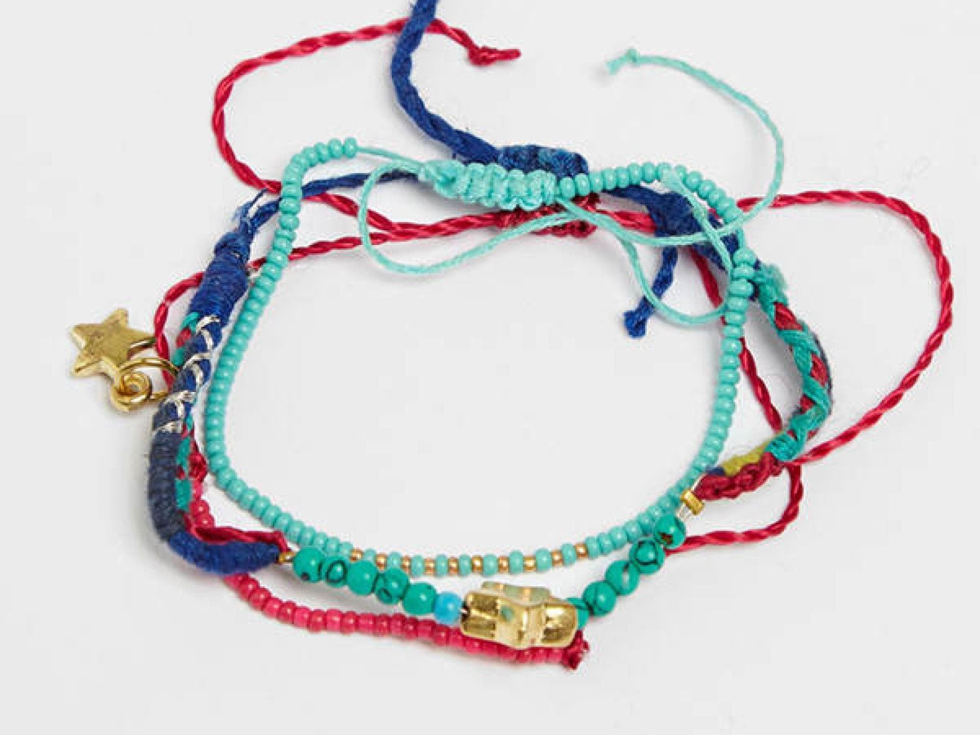 Bunte Armbänder von Oysho
