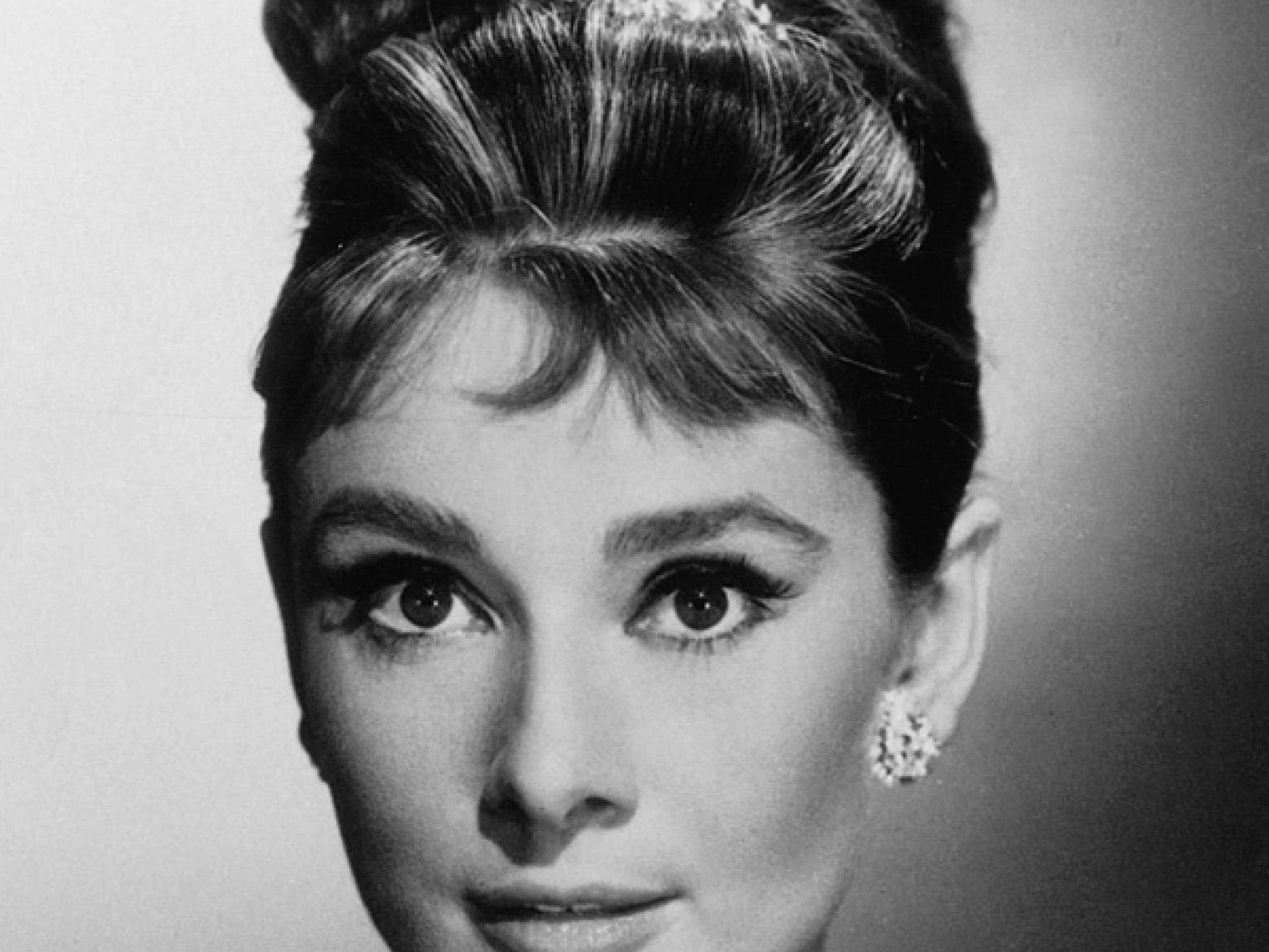 Filmfrisur von Audrey Hepburn in "Frühstück bei Tiffany" Filmfrisur von Audrey Hepburn in "Frühstück bei Tiffany"
