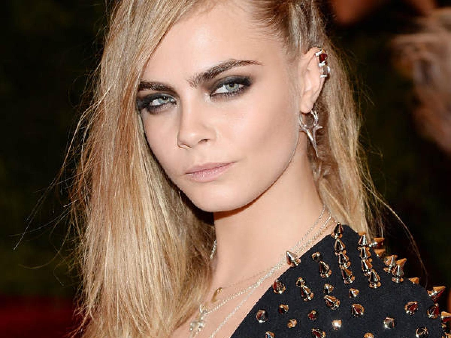 Cara Delevingne mit Fake-Sidecut