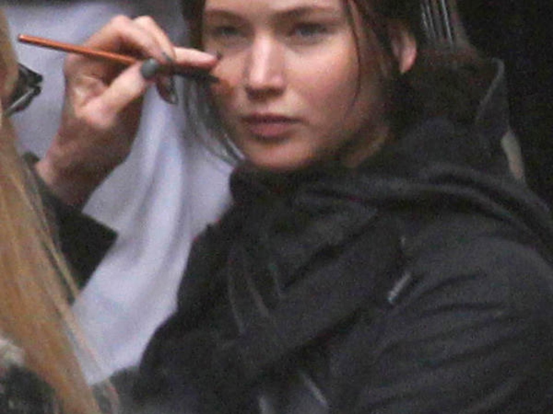 Jennifer Lawrence wird nachgeschminkt