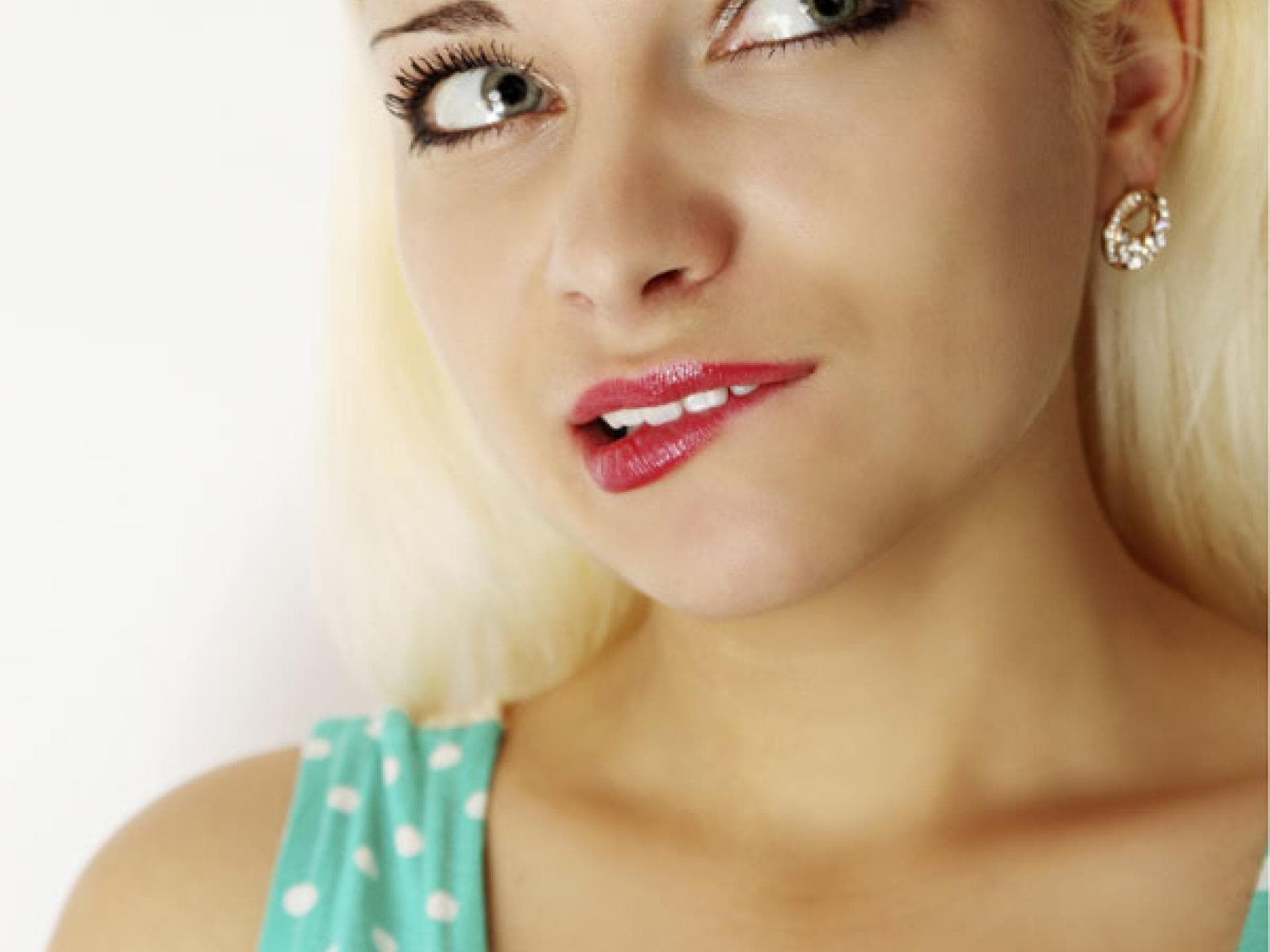 Die Freundin auf Lippenstift an den Zähnen hinweisen?