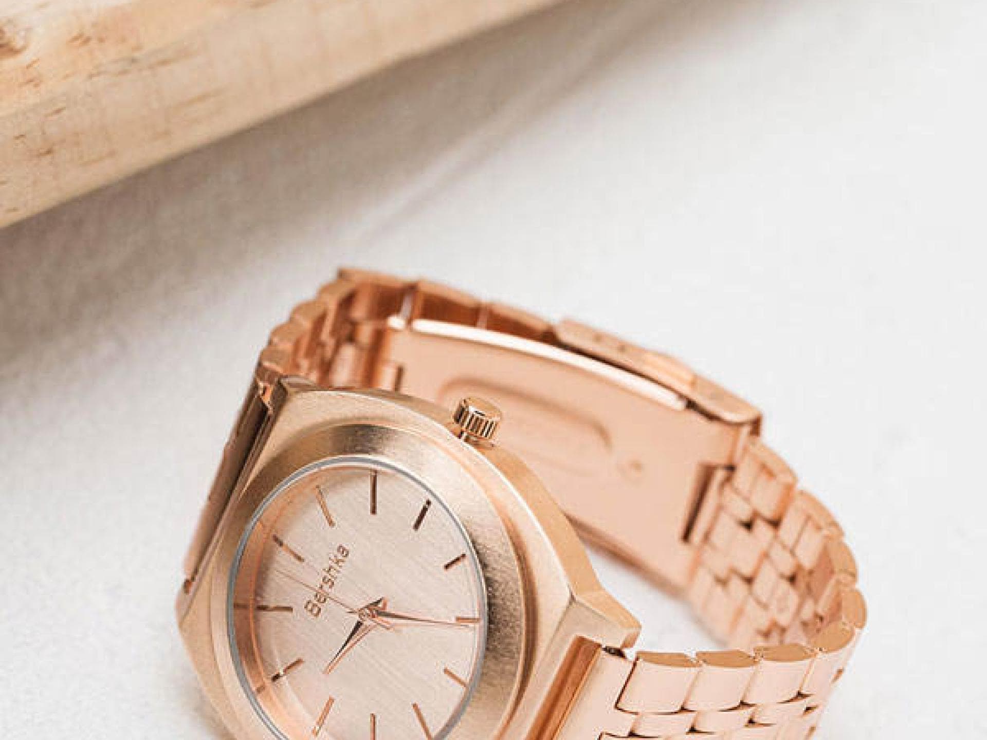 Roséfarbene Uhr von Berhska