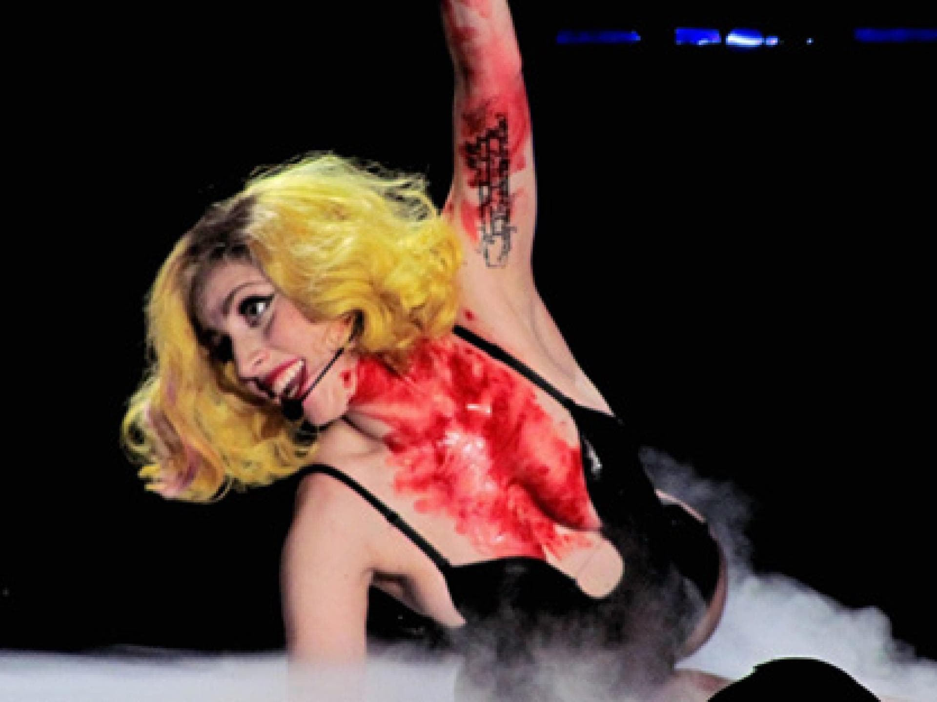 lady-gaga-performt-mit-kunst-blut-ueberstroemt-in-manchester-foto-splashnews-557x313-1119163.jpg