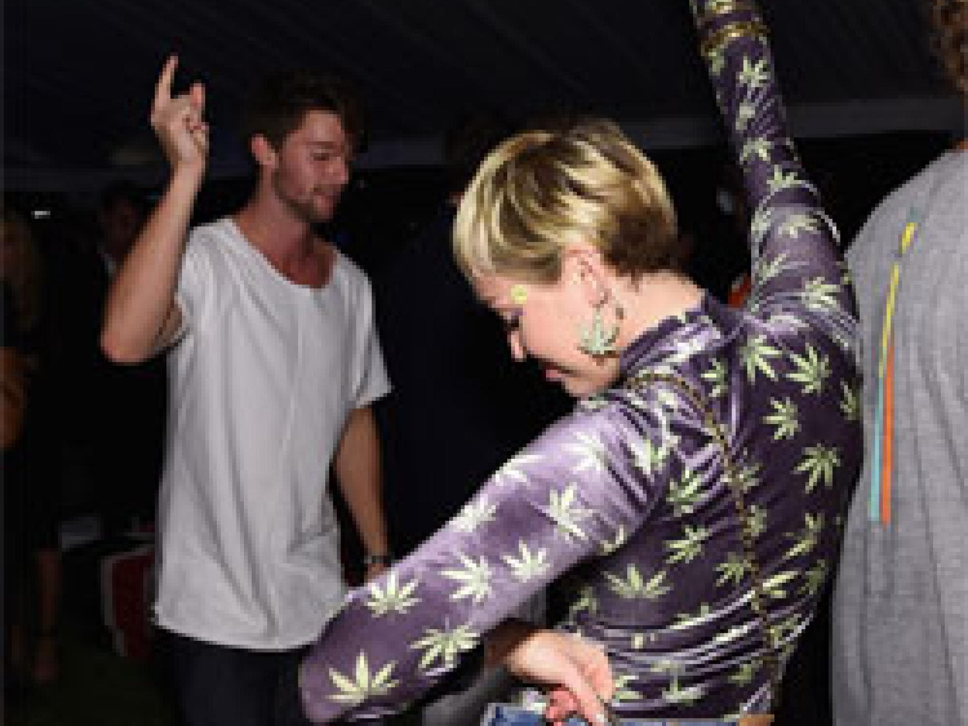 miley-und-patrick-tanzen-2024057.jpg miley-und-patrick-tanzen-2024057.jpg