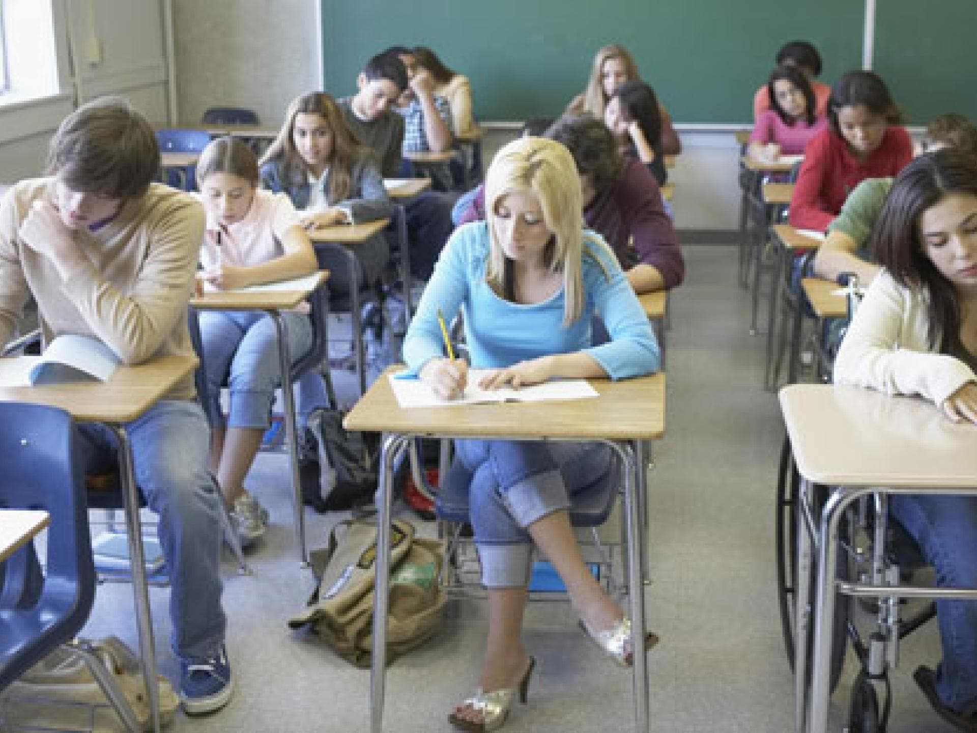 zentralabitur-schueler-im-klassenzimmer-557x313-1732735-1732732.jpg zentralabitur-schueler-im-klassenzimmer-557x313-1732735-1732732.jpg