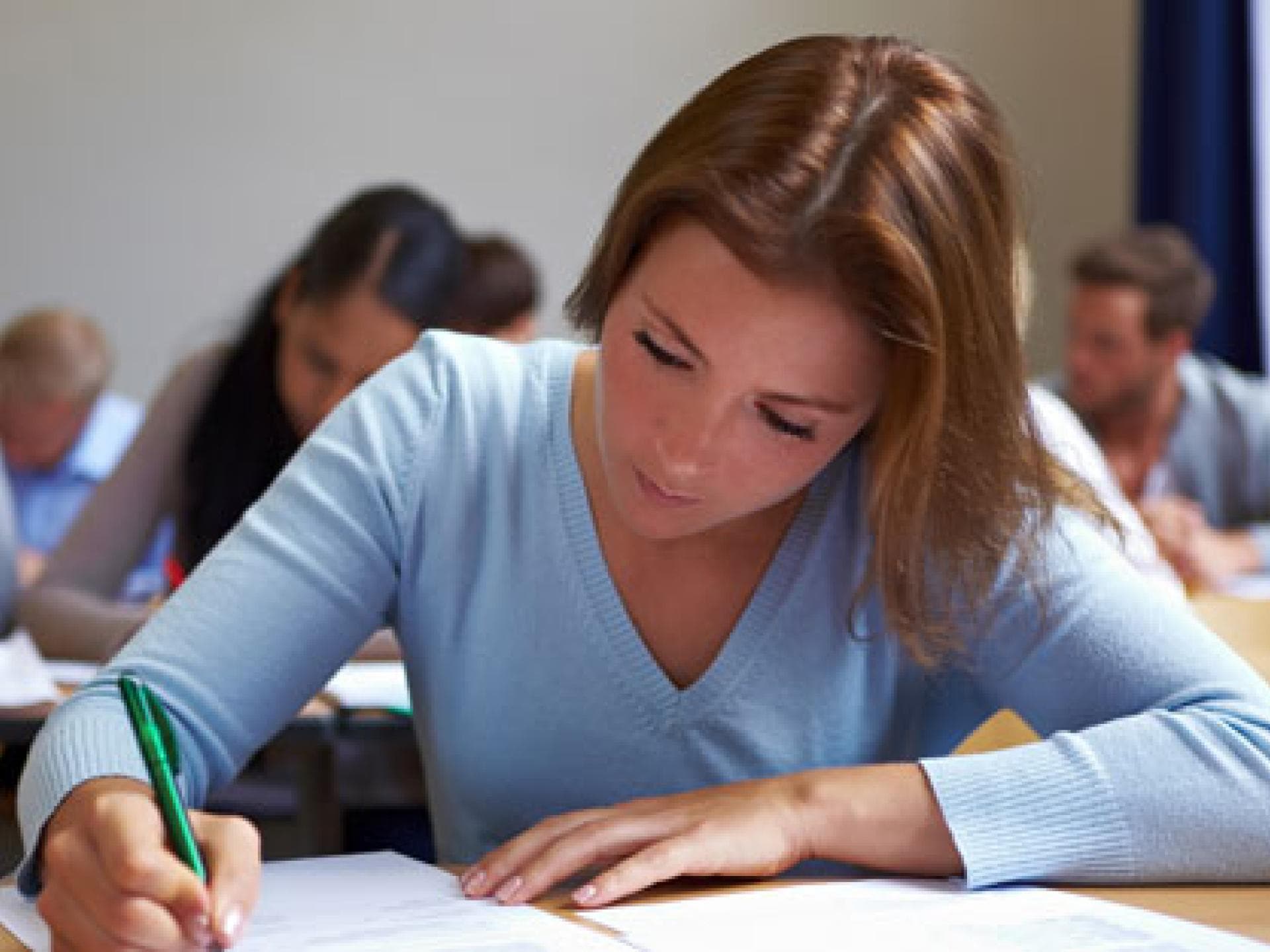 zentralabitur-schuelerin-schreibt-abitur-557x313-1732738-1732732.jpg zentralabitur-schuelerin-schreibt-abitur-557x313-1732738-1732732.jpg
