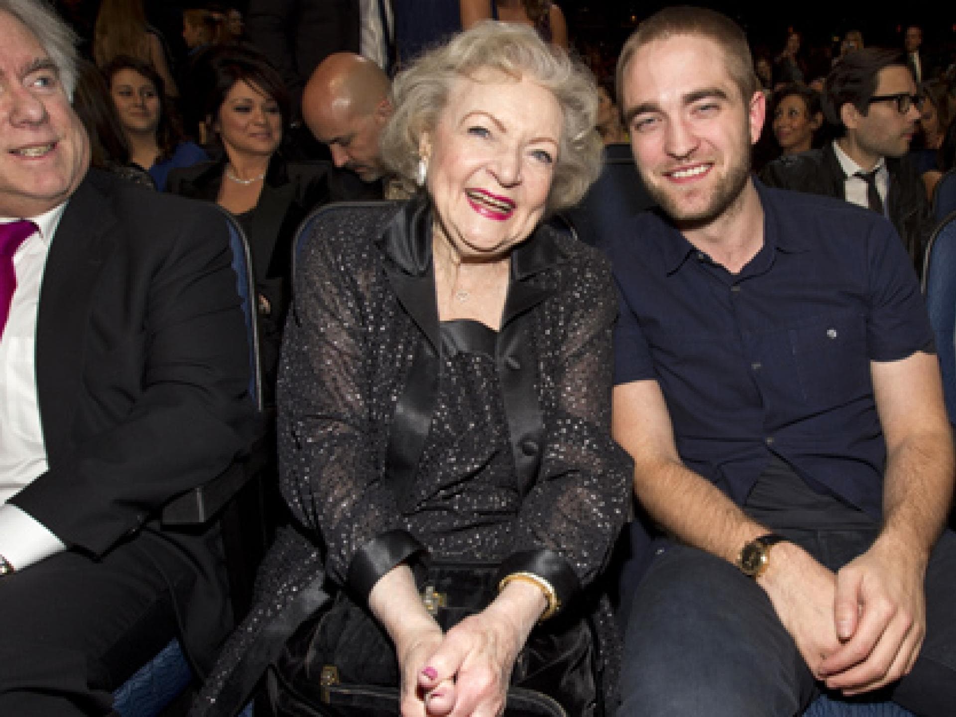 fast-glatze-robert-pattinson-hat-eine-neue-frisur-557x313-bild-2-1389838.jpg fast-glatze-robert-pattinson-hat-eine-neue-frisur-557x313-bild-2-1389838.jpg