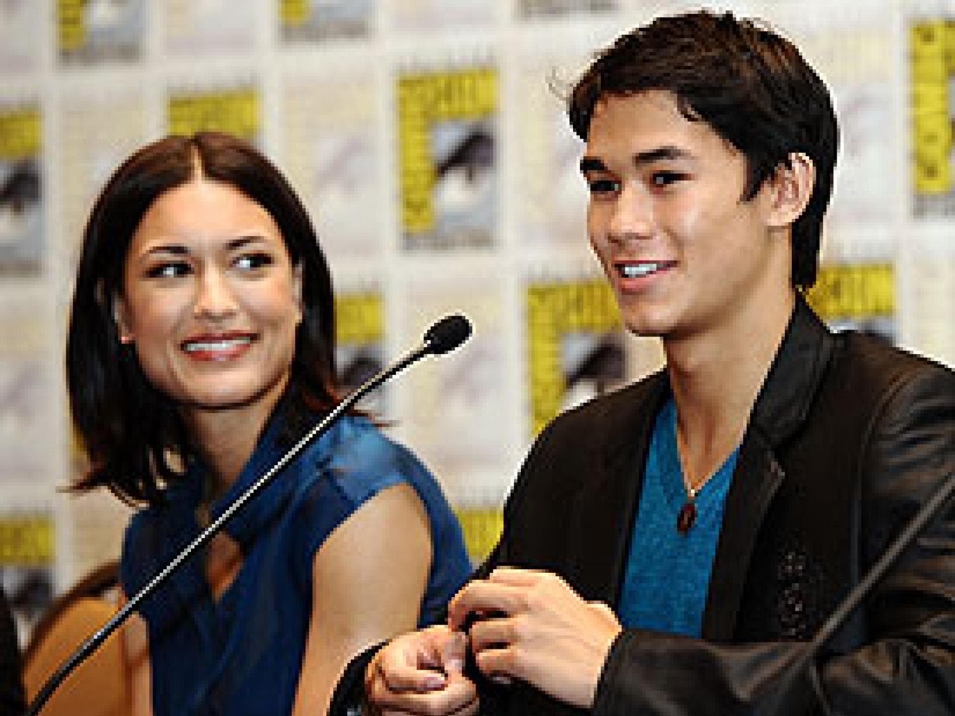 julia-jones-und-booboo-stewart-275x219-bild-1-1338248.jpg