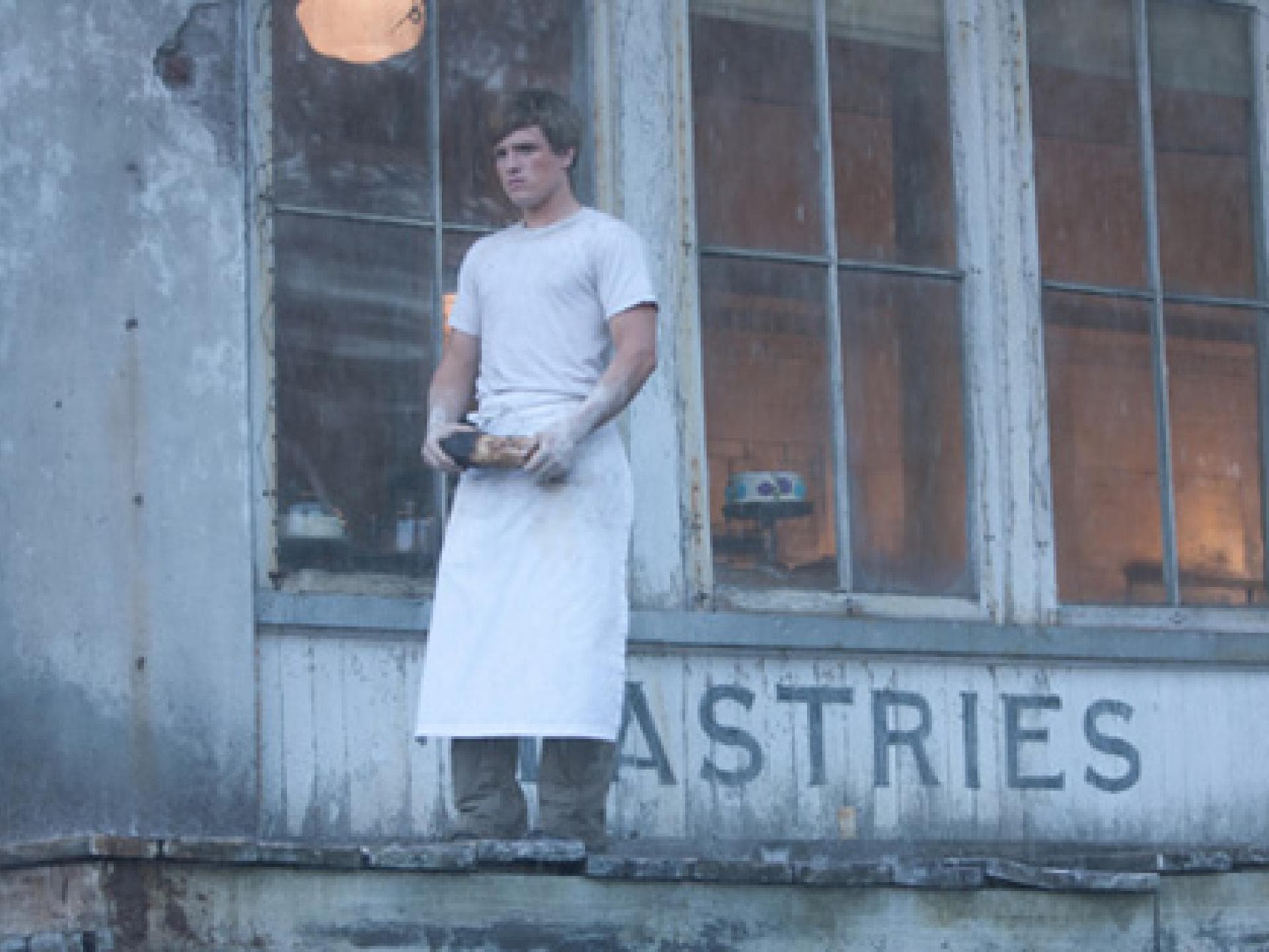 die-tribute-von-panem-peeta-vor-der-baeckerei-557x313-bild-1-1234033.jpg die-tribute-von-panem-peeta-vor-der-baeckerei-557x313-bild-1-1234033.jpg