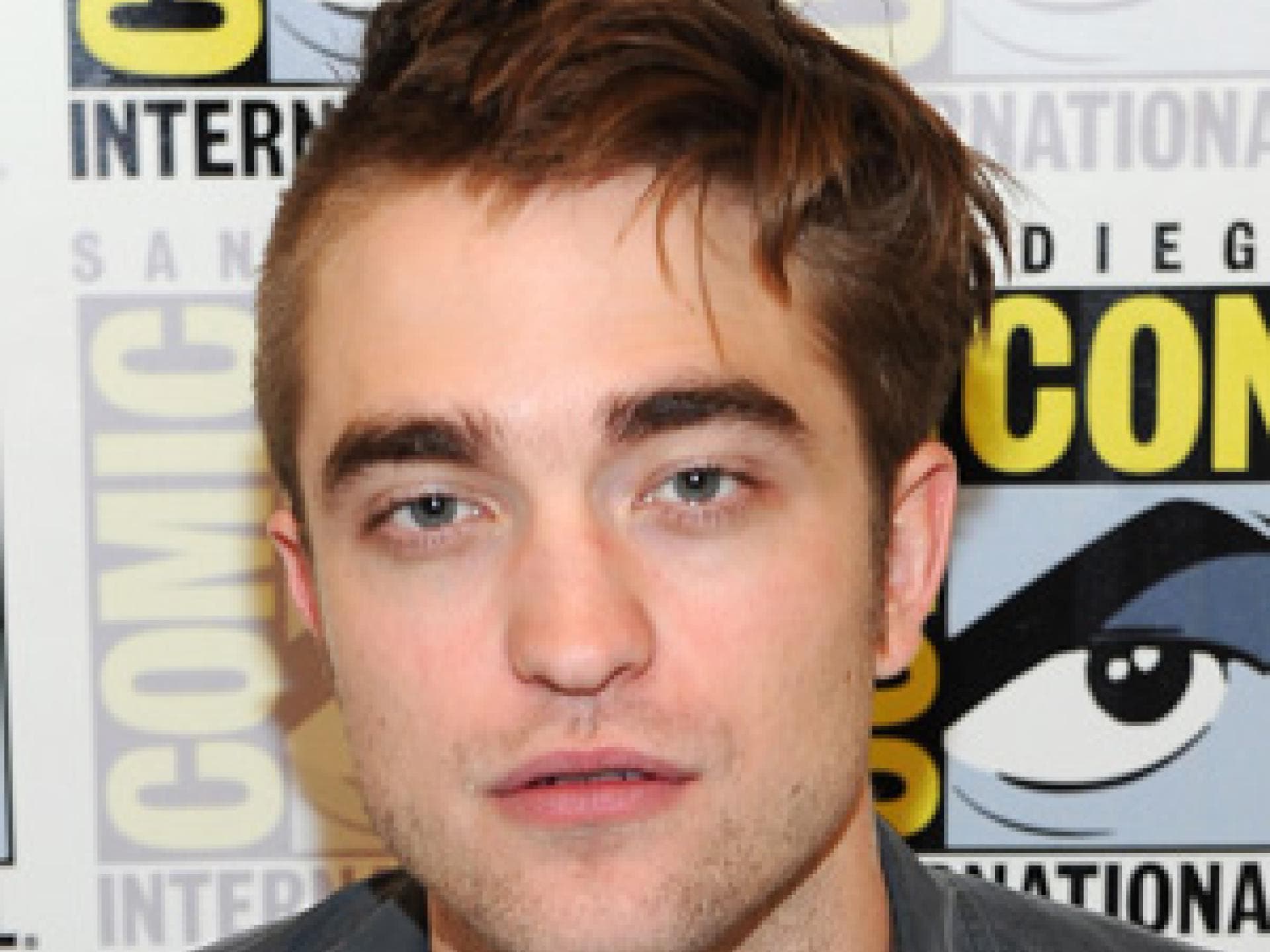 robert-pattinson-mit-halbglatze-300x300-bild-1-1218359.jpg robert-pattinson-mit-halbglatze-300x300-bild-1-1218359.jpg