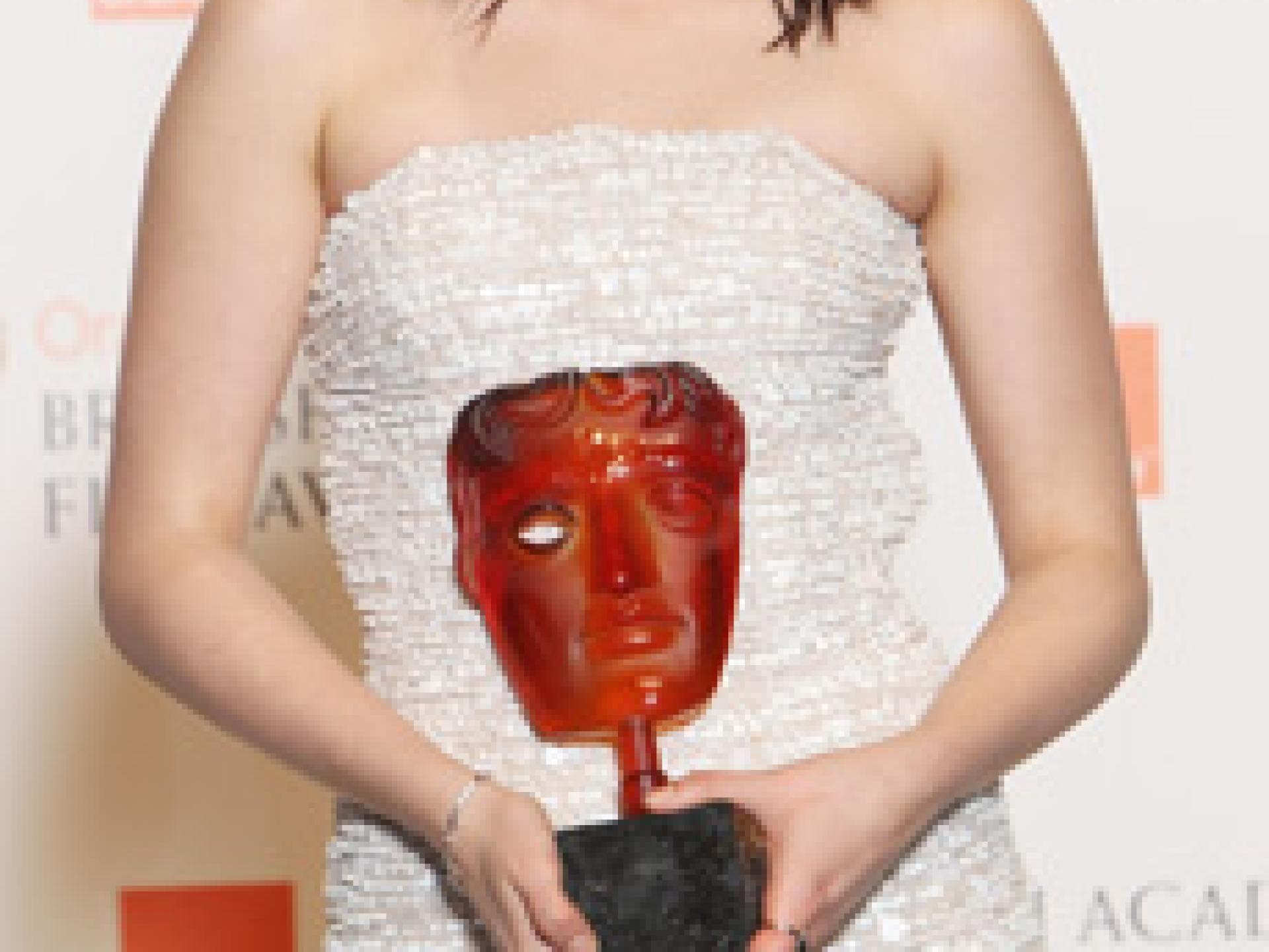 kristen-stewart-robert-pattinson-bei-den-bafta-awards-230x300-bild-2-643957.jpg