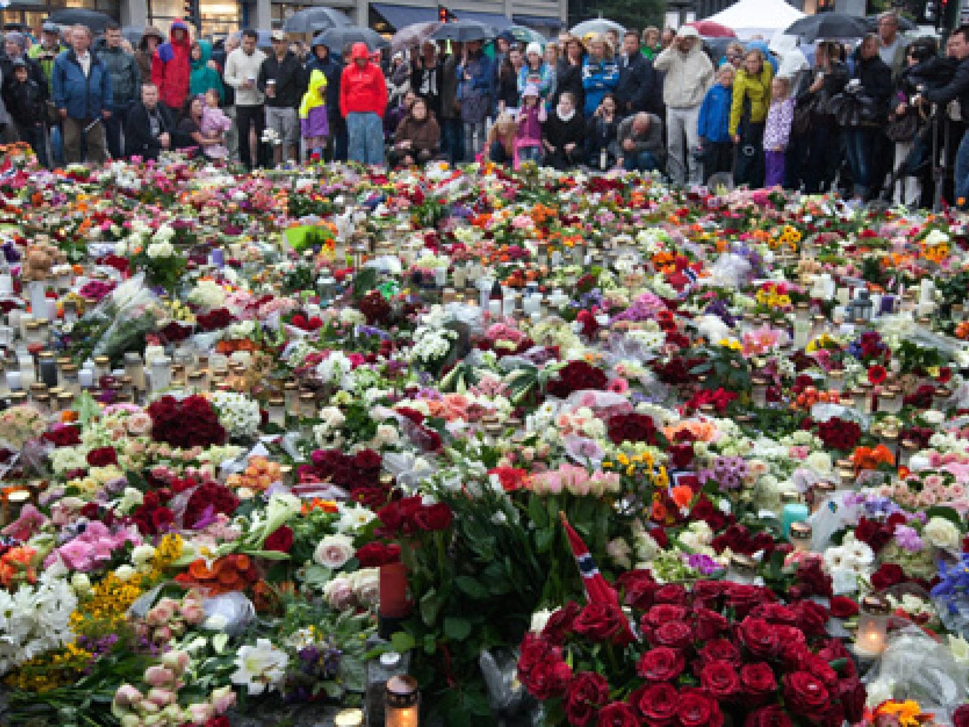 blumen-fuer-die-toten-des-norwegischen-amoklaufs-557x313-1221433.jpg blumen-fuer-die-toten-des-norwegischen-amoklaufs-557x313-1221433.jpg