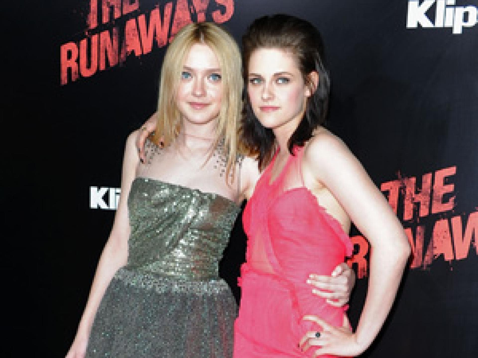 the-runaways-mit-kristen-und-dakota-cherry-bomb-300x500-bild-2-657851.jpg the-runaways-mit-kristen-und-dakota-cherry-bomb-300x500-bild-2-657851.jpg