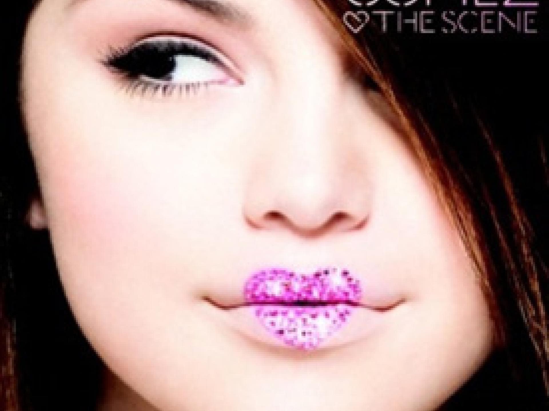 falling-down-selena-gomez-neues-musikvideo-275x280-bild-1-513286.jpg