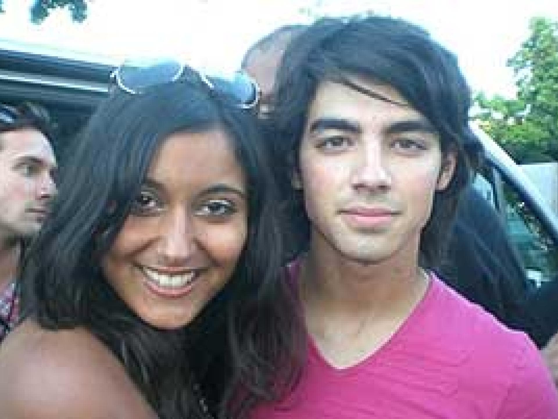 jonas-brothers-konzert-joe-jonas-mit-fan-275x201-bild-1-452686.jpg jonas-brothers-konzert-joe-jonas-mit-fan-275x201-bild-1-452686.jpg