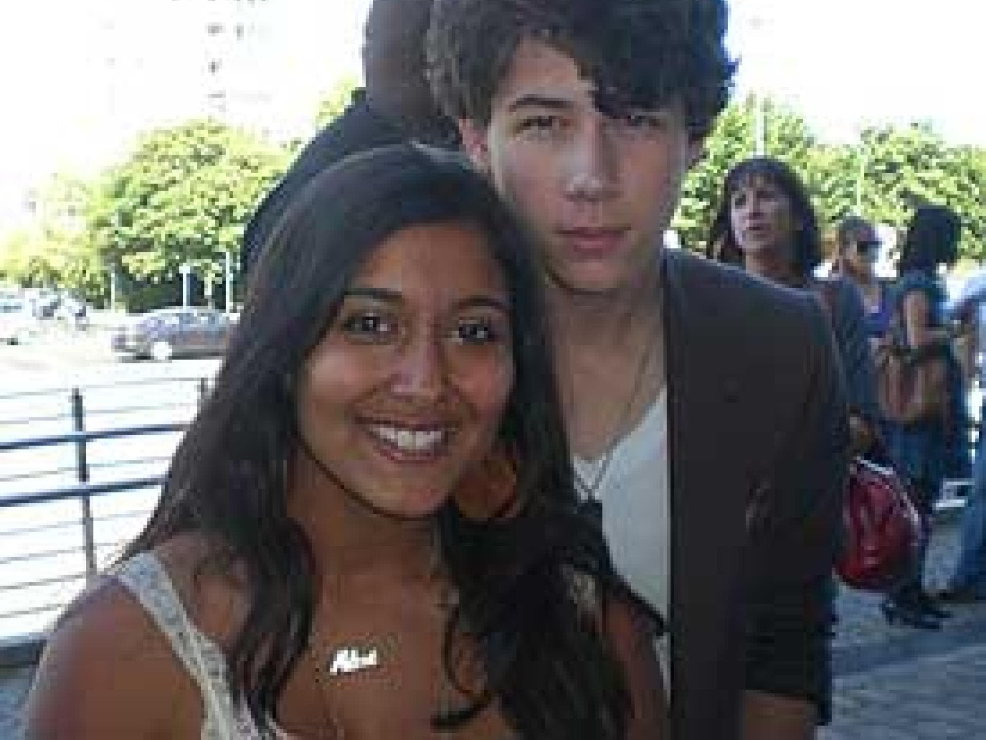 jonas-brothers-konzert-nick-jonas-mit-fan-275x238-bild-2-452686.jpg jonas-brothers-konzert-nick-jonas-mit-fan-275x238-bild-2-452686.jpg