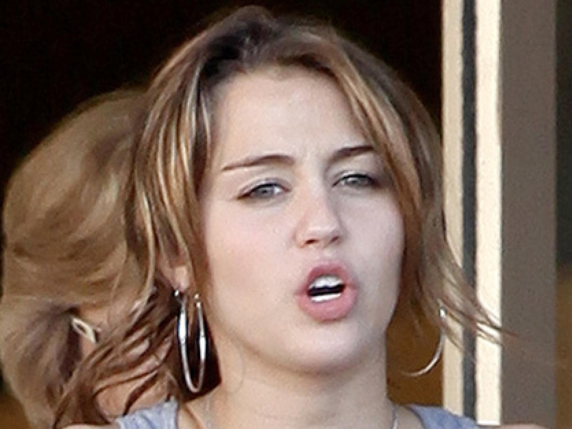 miley-cyrus-wehrt-sich-gegen-fett-geruechte-foto-splashnews-557x313-418063.jpg