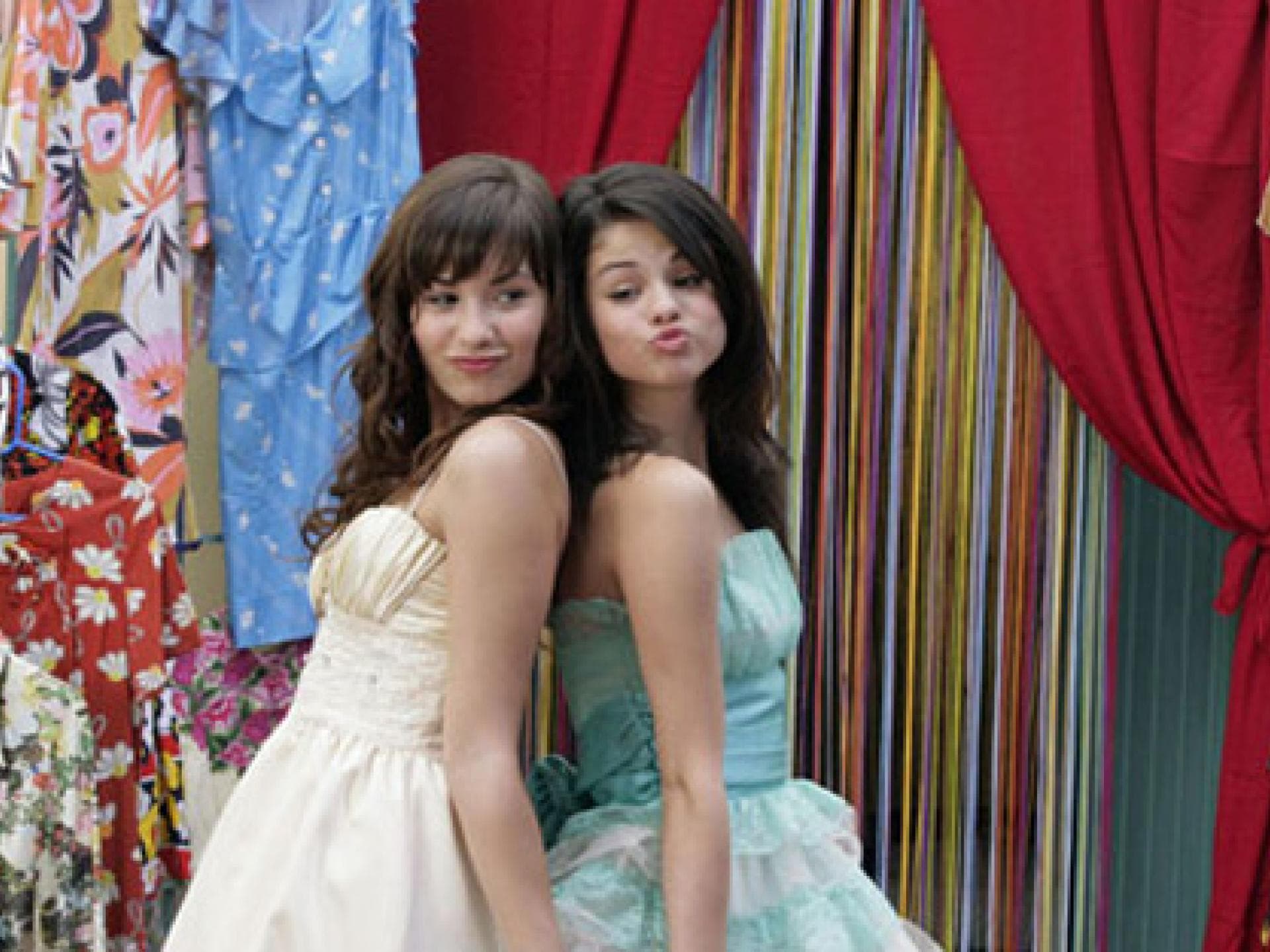 prinzessinnen-schutzprogramm-mit-demi-lovato-und-selena-gomez-557x313-419129.jpg