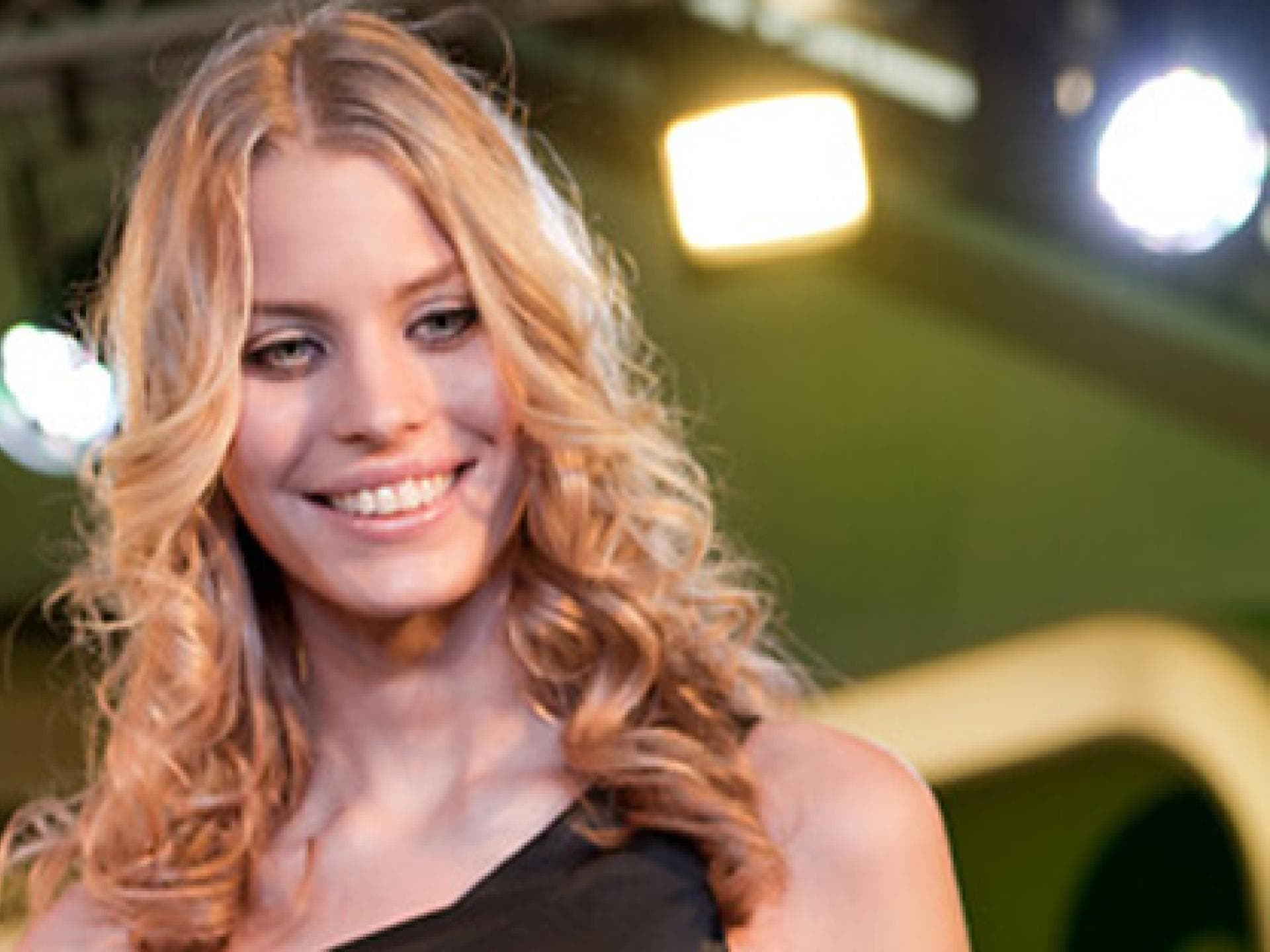 sarah-anessa-hitzschke-evangeline-cooper-1603100.jpg