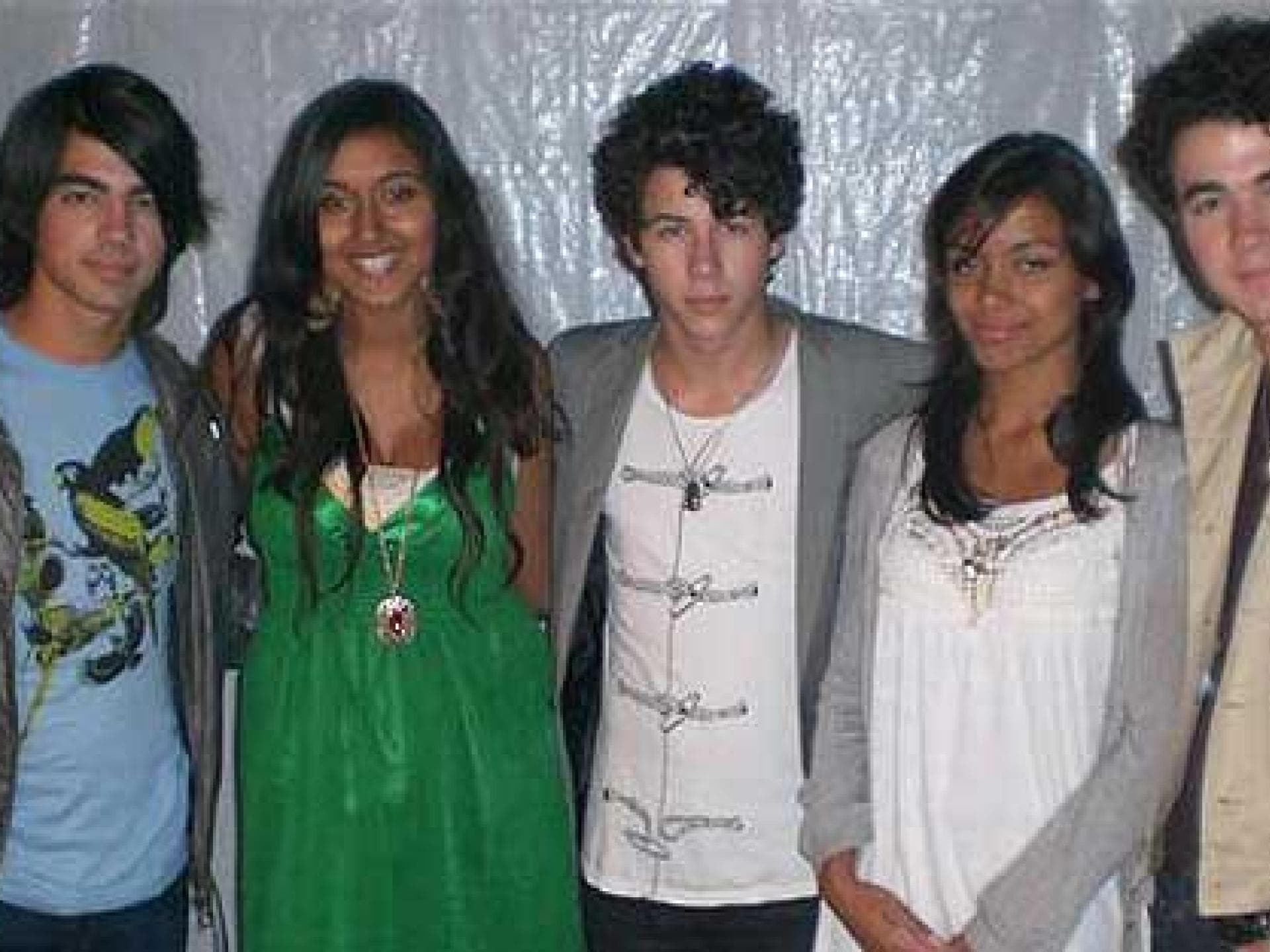 jonas-brothers-konzert-foto-mit-zwei-fans-557x313-452686.jpg jonas-brothers-konzert-foto-mit-zwei-fans-557x313-452686.jpg