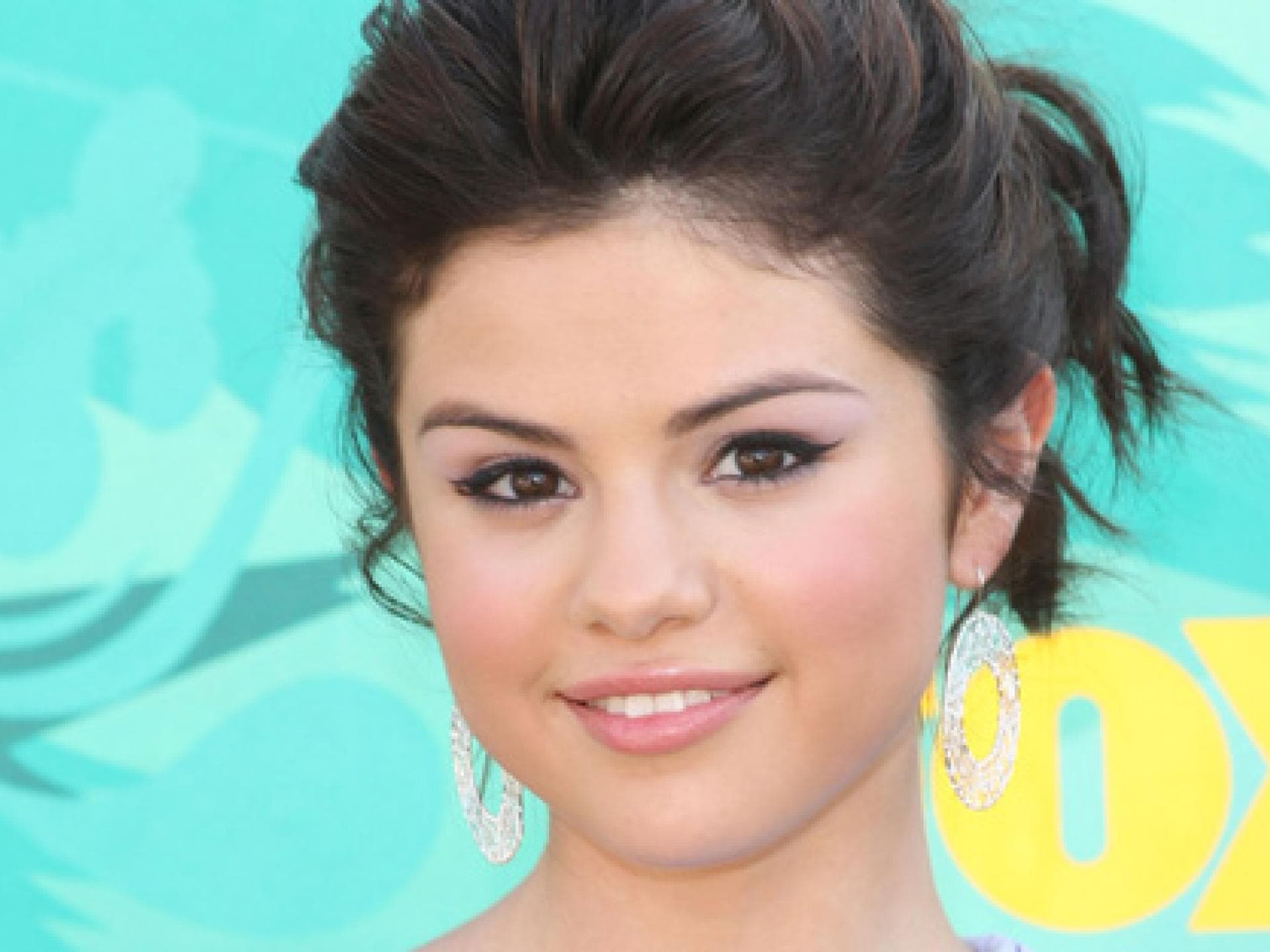 selena-gomez-releast-falling-down-getty-images-557x313-513286.jpg