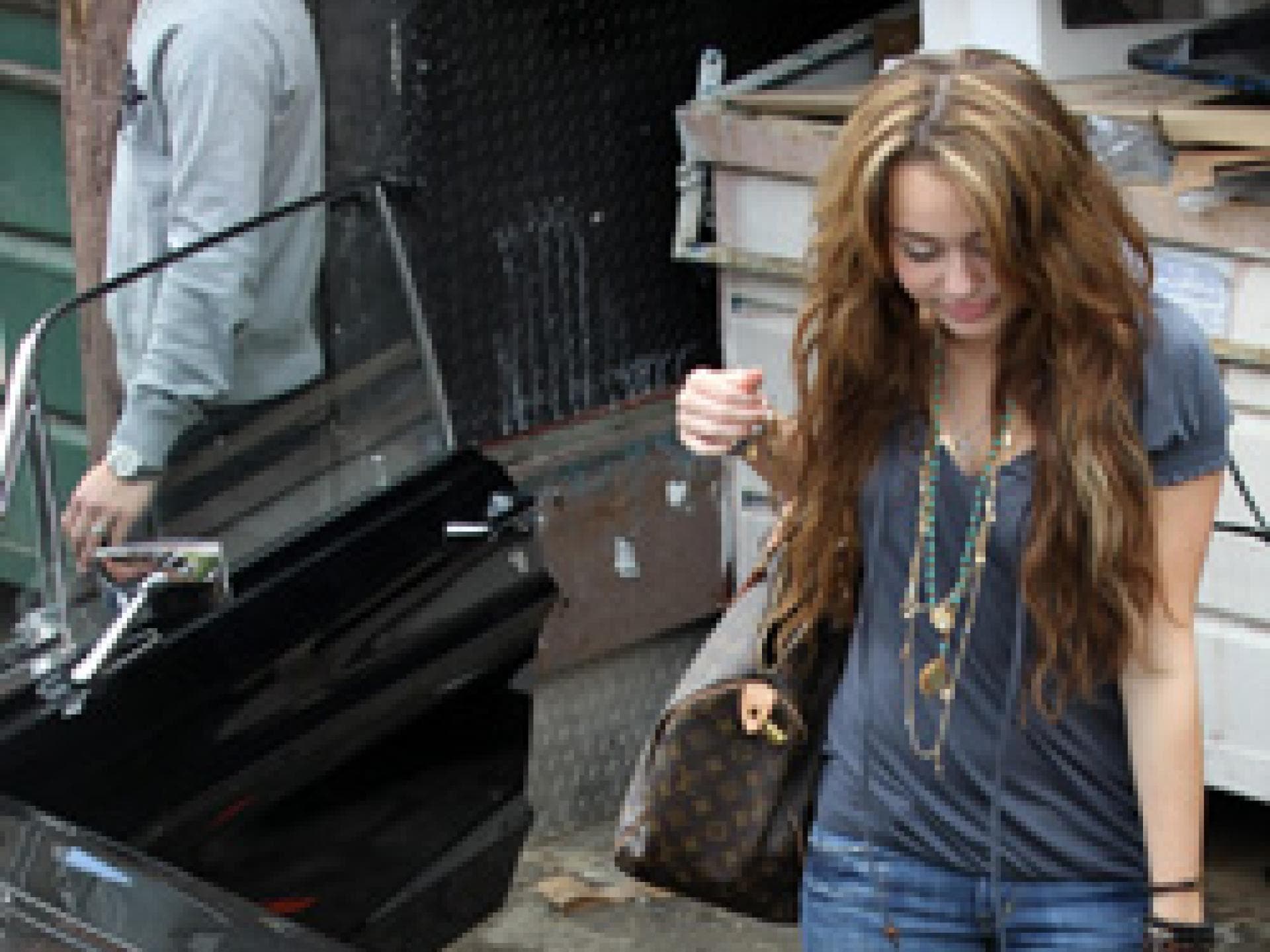 miley-cyrus-und-nick-jonas-beim-lunch-250x400-bild-1-381457.jpg