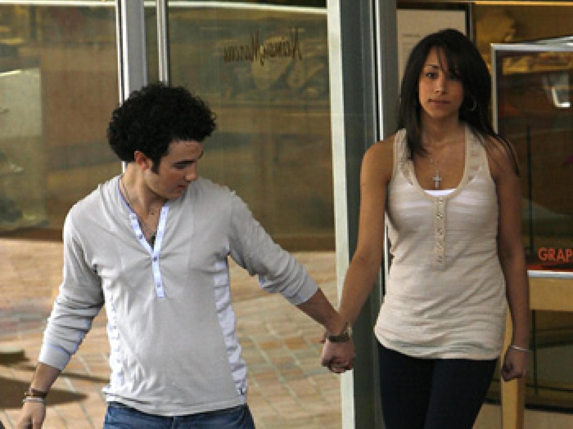 kevin-jonas-und-danielle-deleasa-350x500-bild-1-374476.jpg
