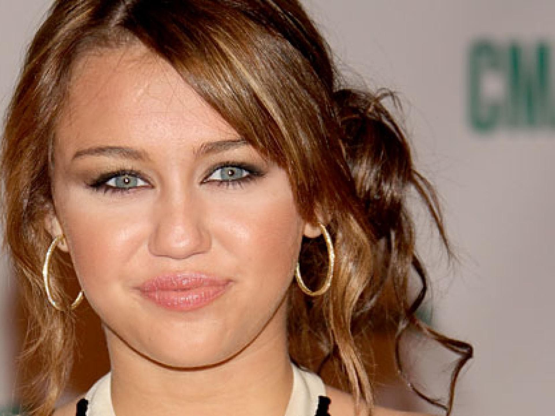 miley-cyrus-kommentiert-schlitzaugen-foto-557x313-316366.jpg