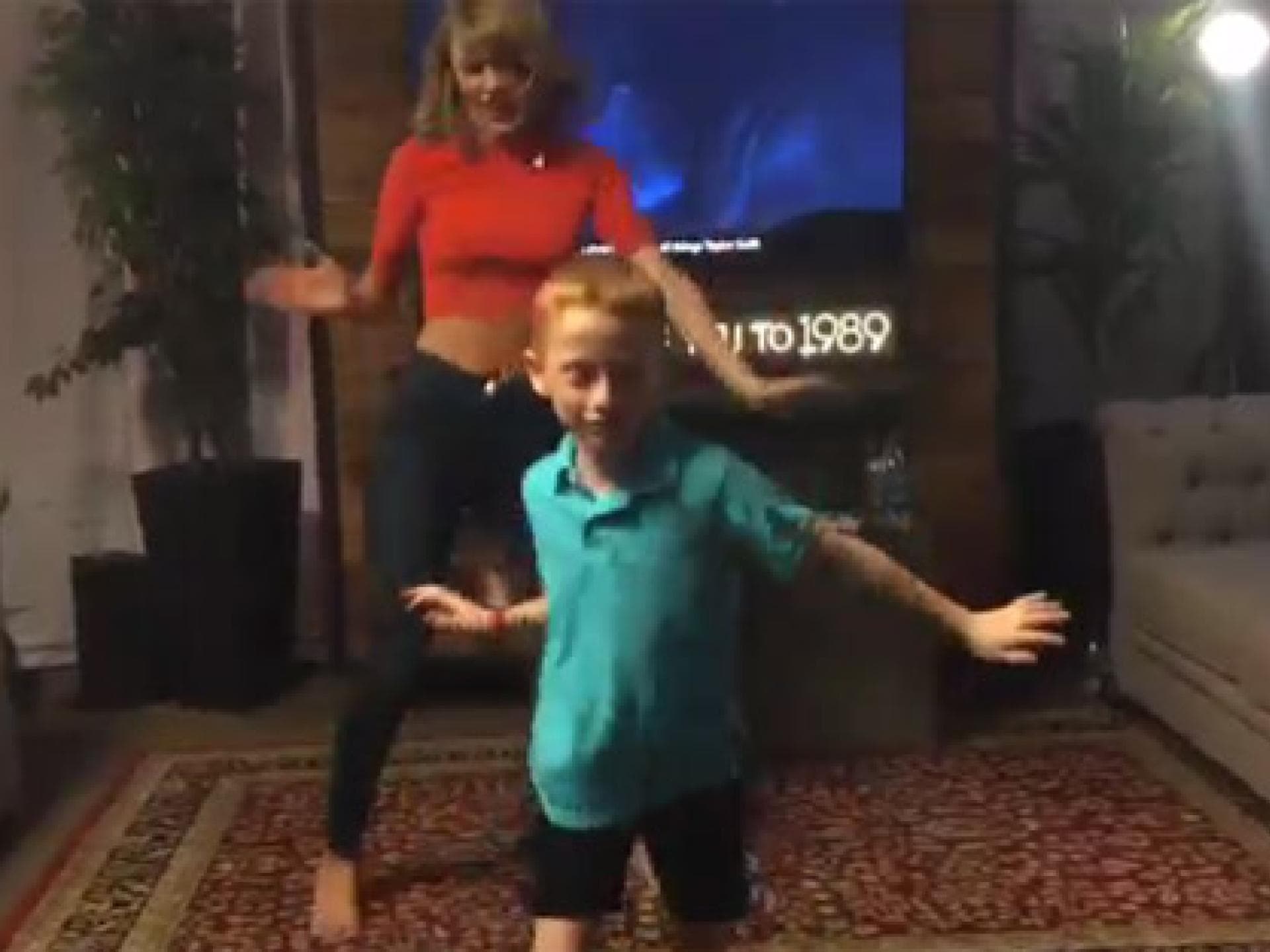 taylor-swift-fan-2086897.jpg taylor-swift-fan-2086897.jpg