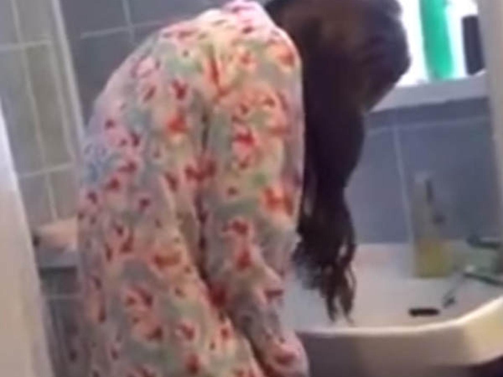 Freund streut Chili auf den Tampon seiner Freundin Freund streut Chili auf den Tampon seiner Freundin