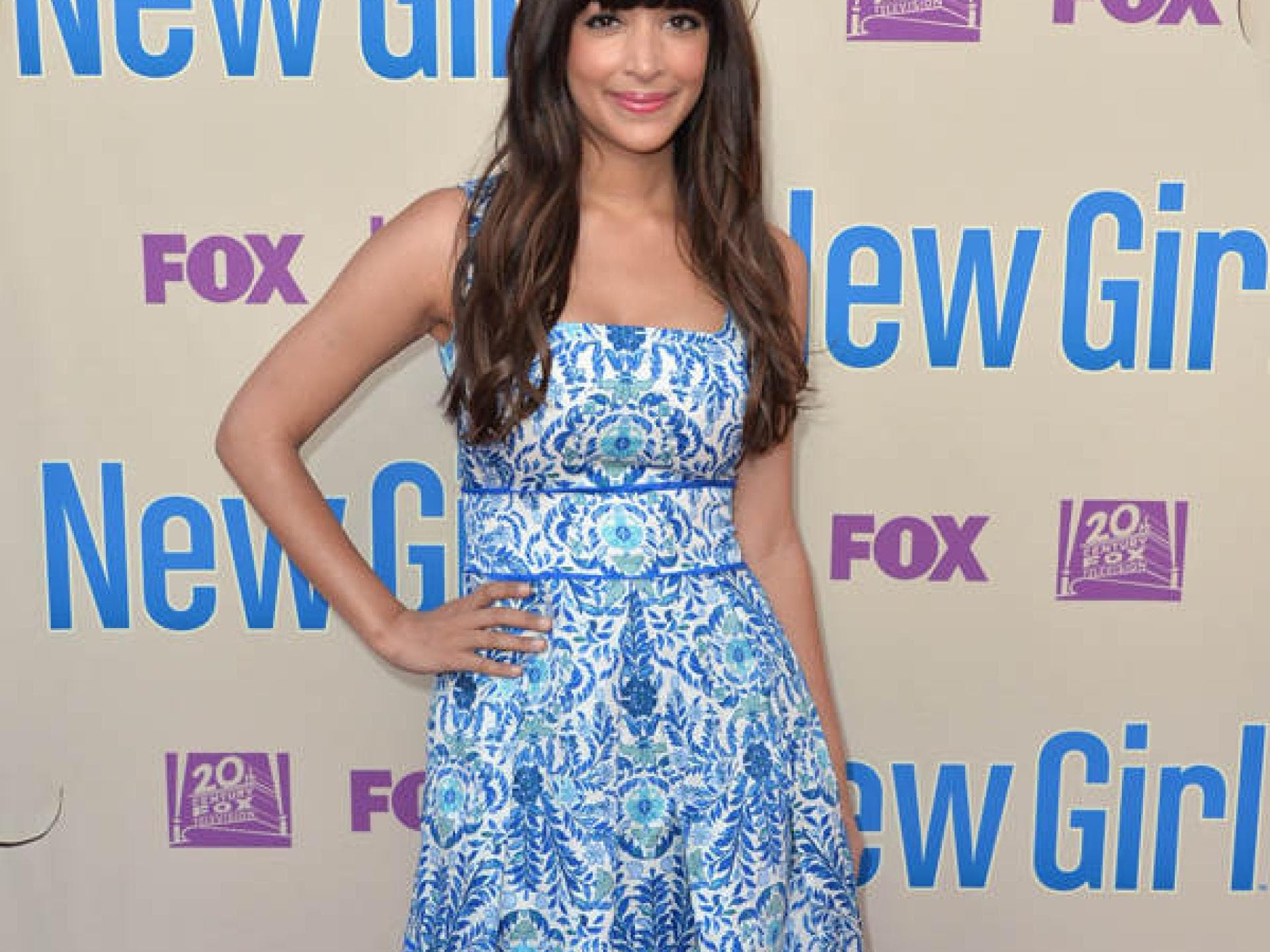 Hannah Simone im blauen Musterkleid Hannah Simone im blauen Musterkleid