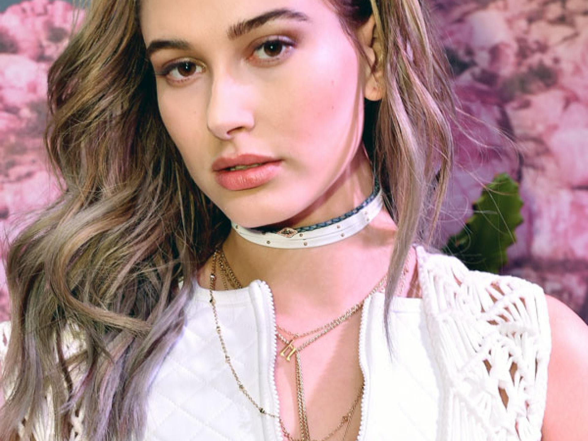 Hailey Baldwin mit Boho Make-up Hailey Baldwin mit Boho Make-up