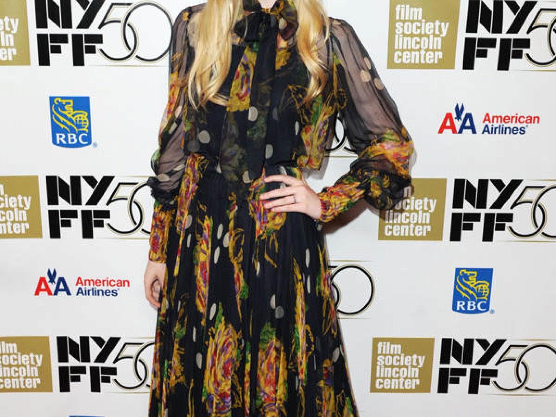 Elle Fanning im langen Blumen-Dress
