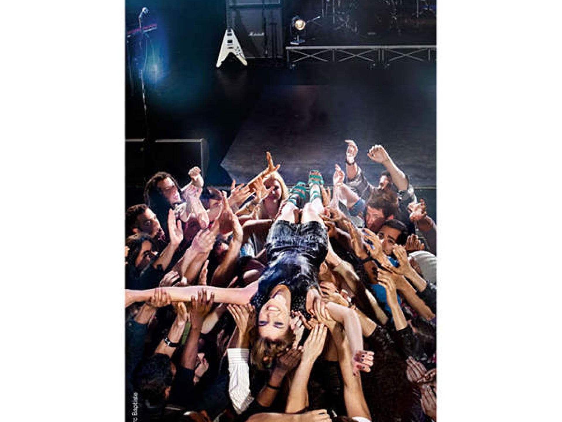 Luisa Hartema beim Stage-Diving