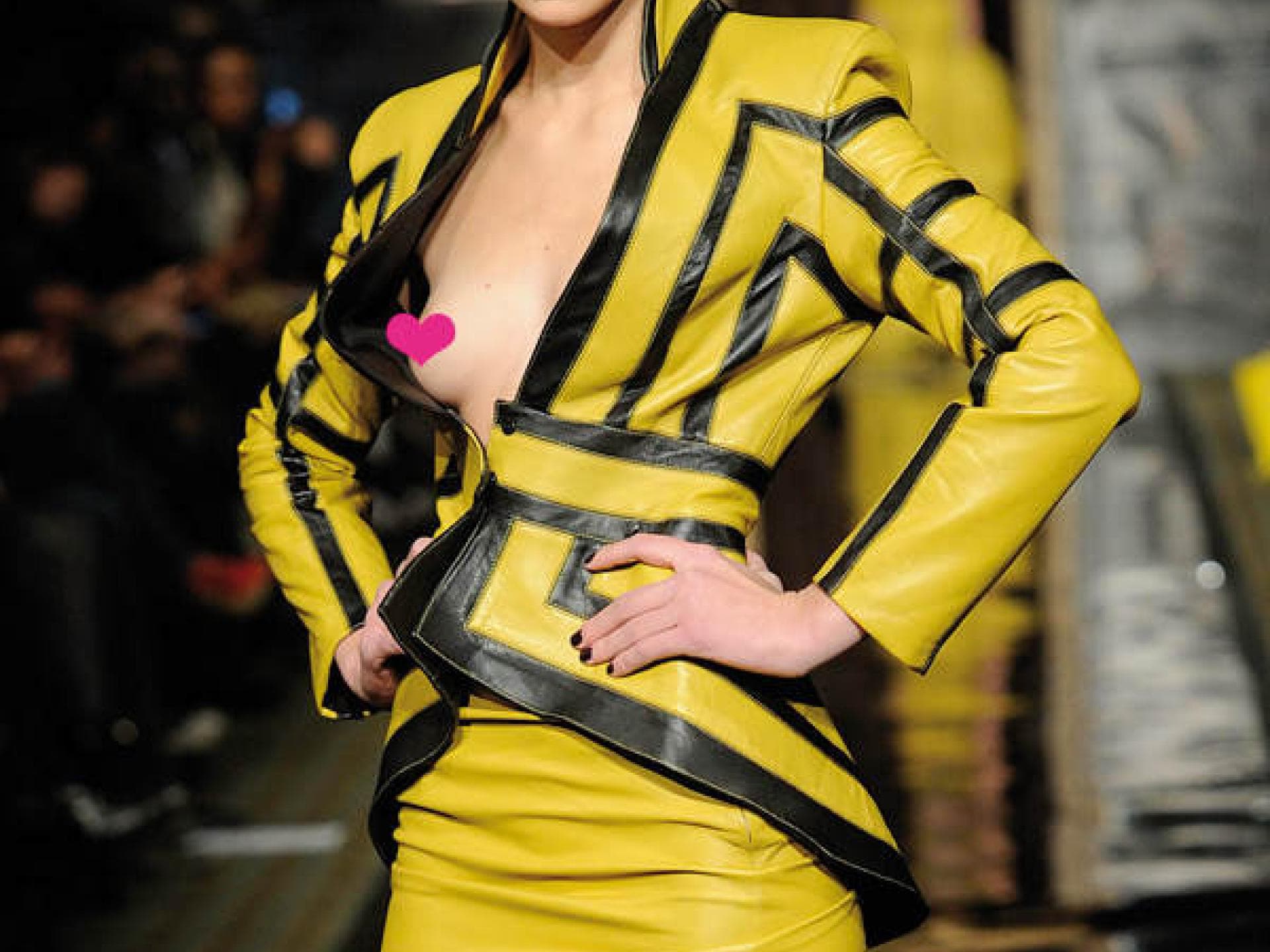 Luisa Hartema: Nippelblitzer auf der NY Fashion Week