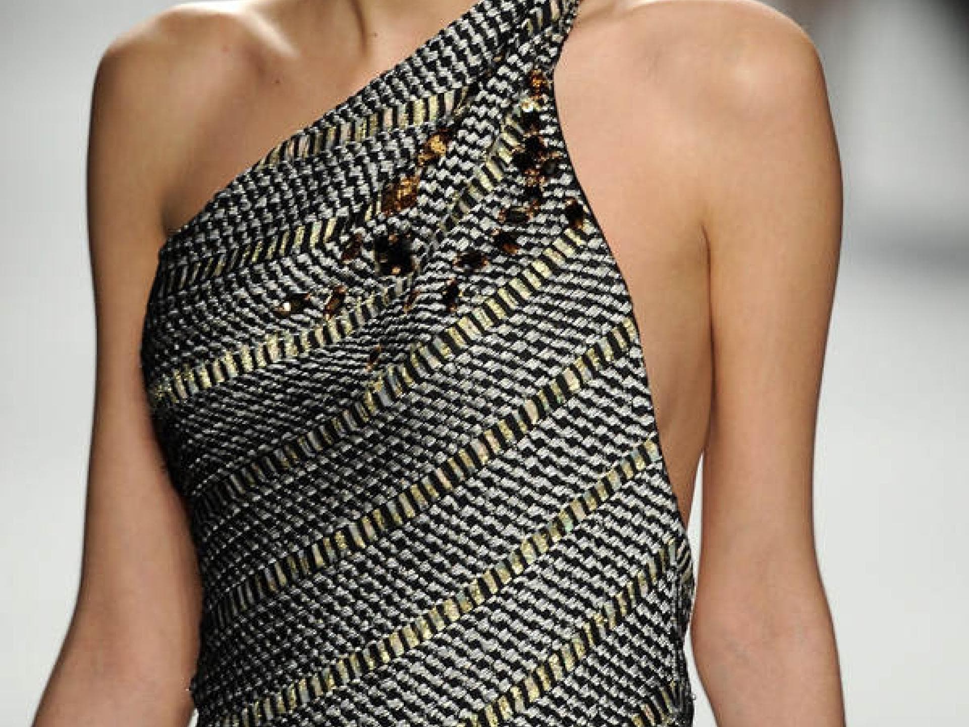 Alisar Ailabouni modelt für Venexiana