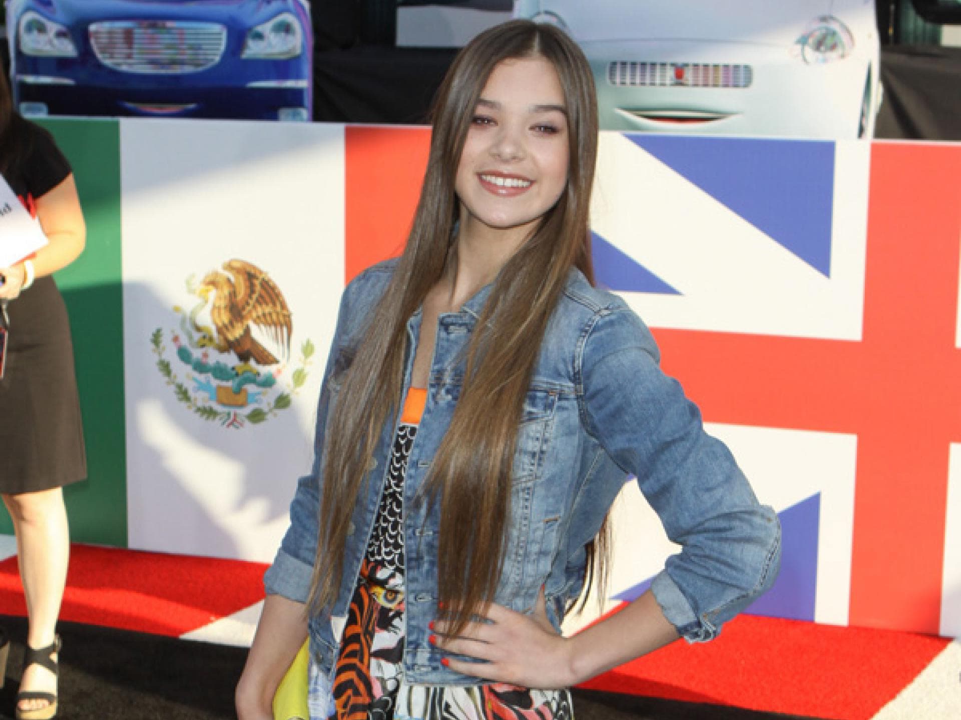 Hailee Steinfeld mit der Kombi des Grauens