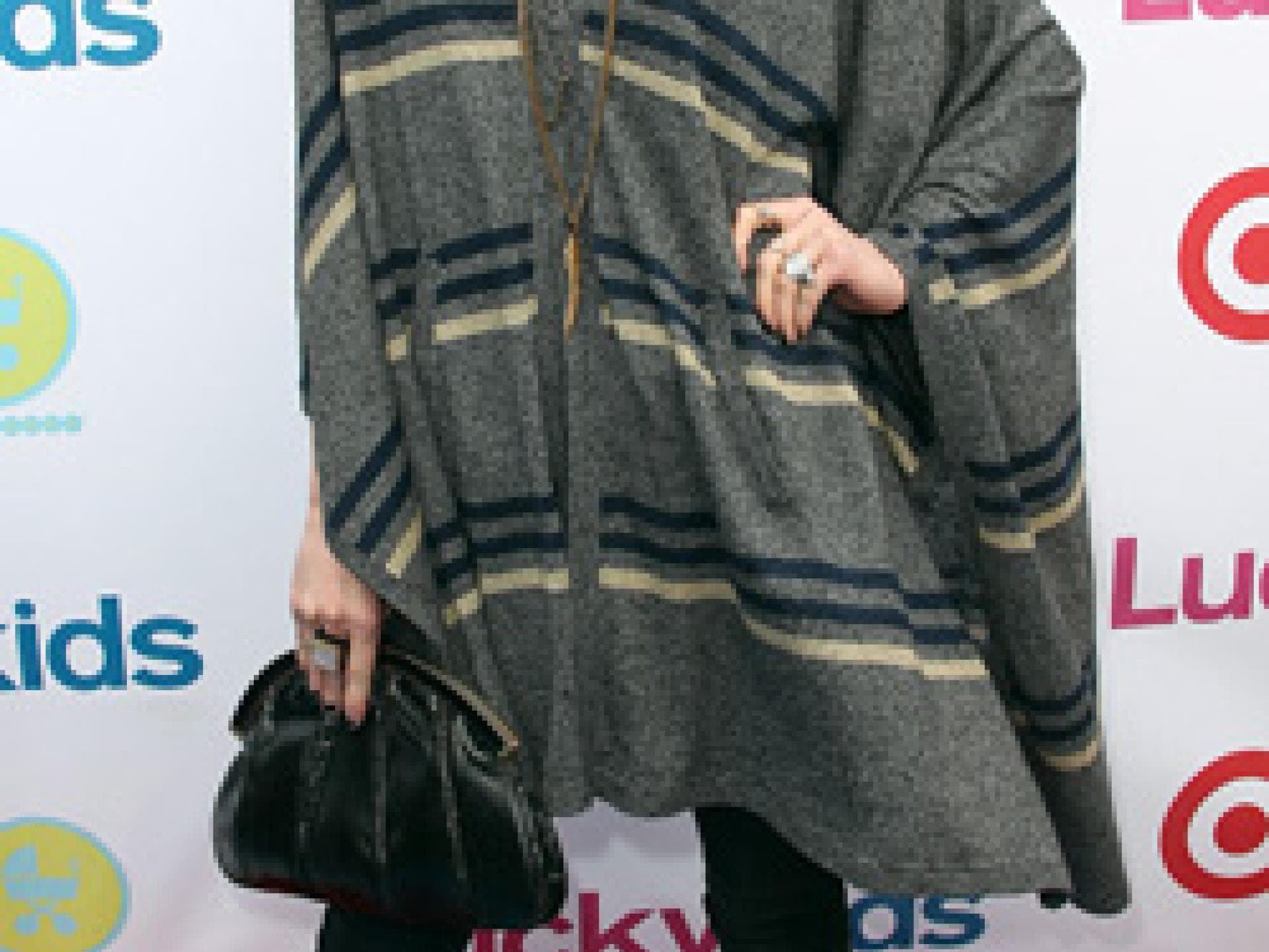 Ashlee Simpson mit Hut und Poncho Ashlee Simpson mit Hut und Poncho