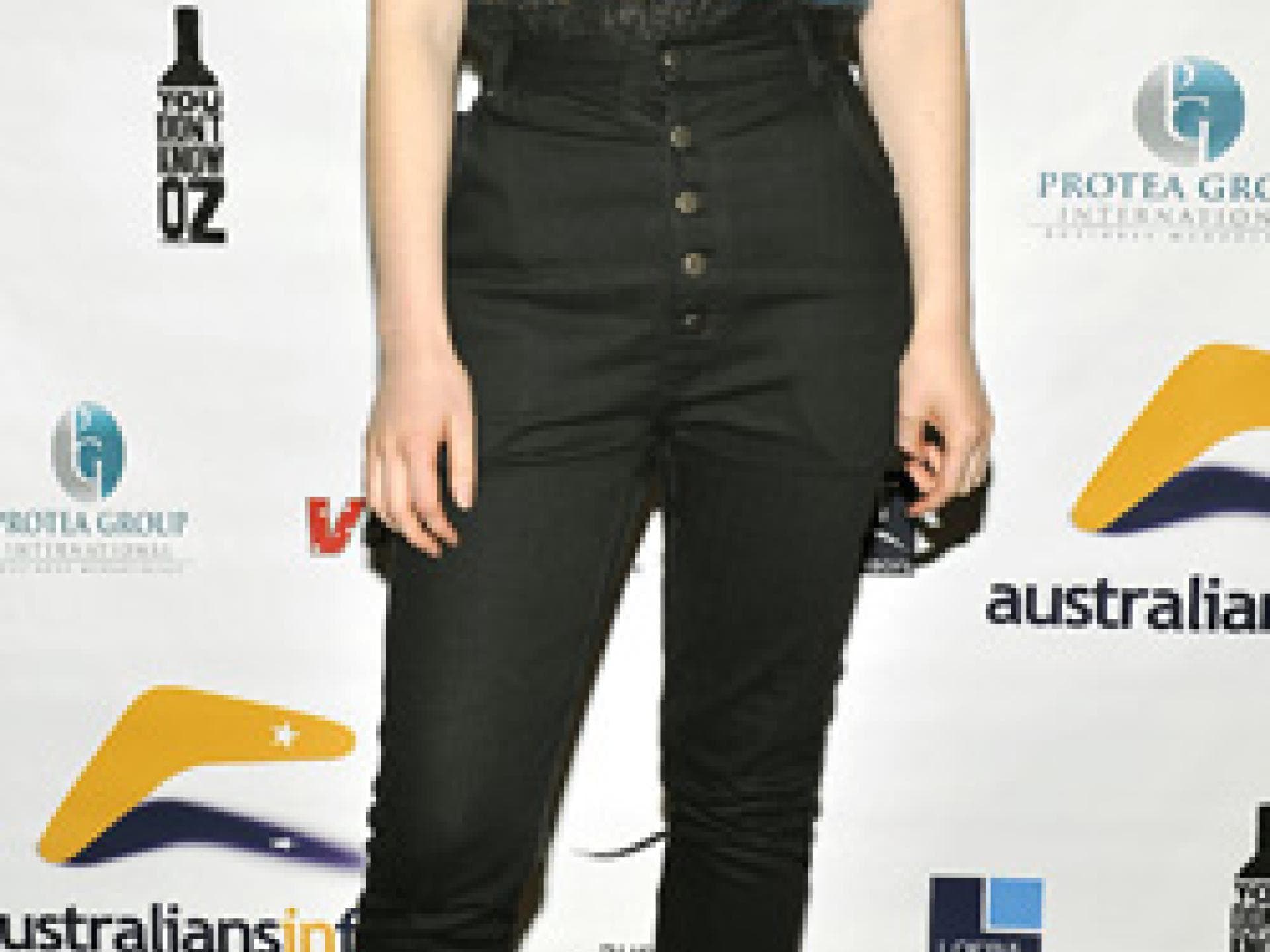 Mia Wasikowska mit Hose und T-Shirt