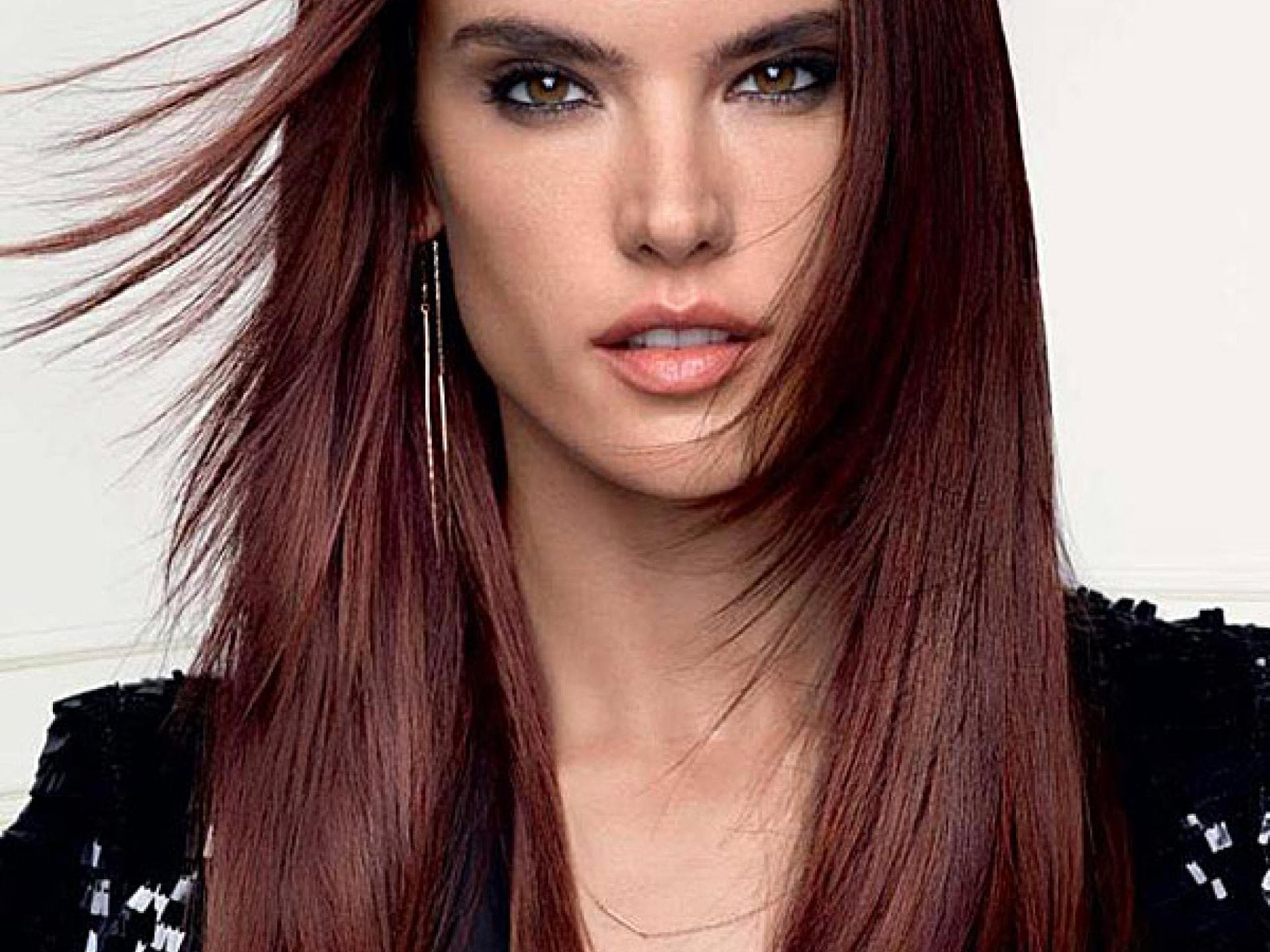 Haarfarbe: Burgunder-Rot Haarfarbe: Burgunder-Rot