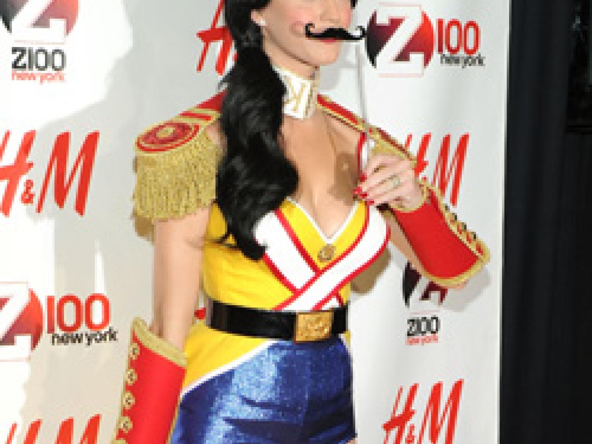 Katy Perry als Nussknacker