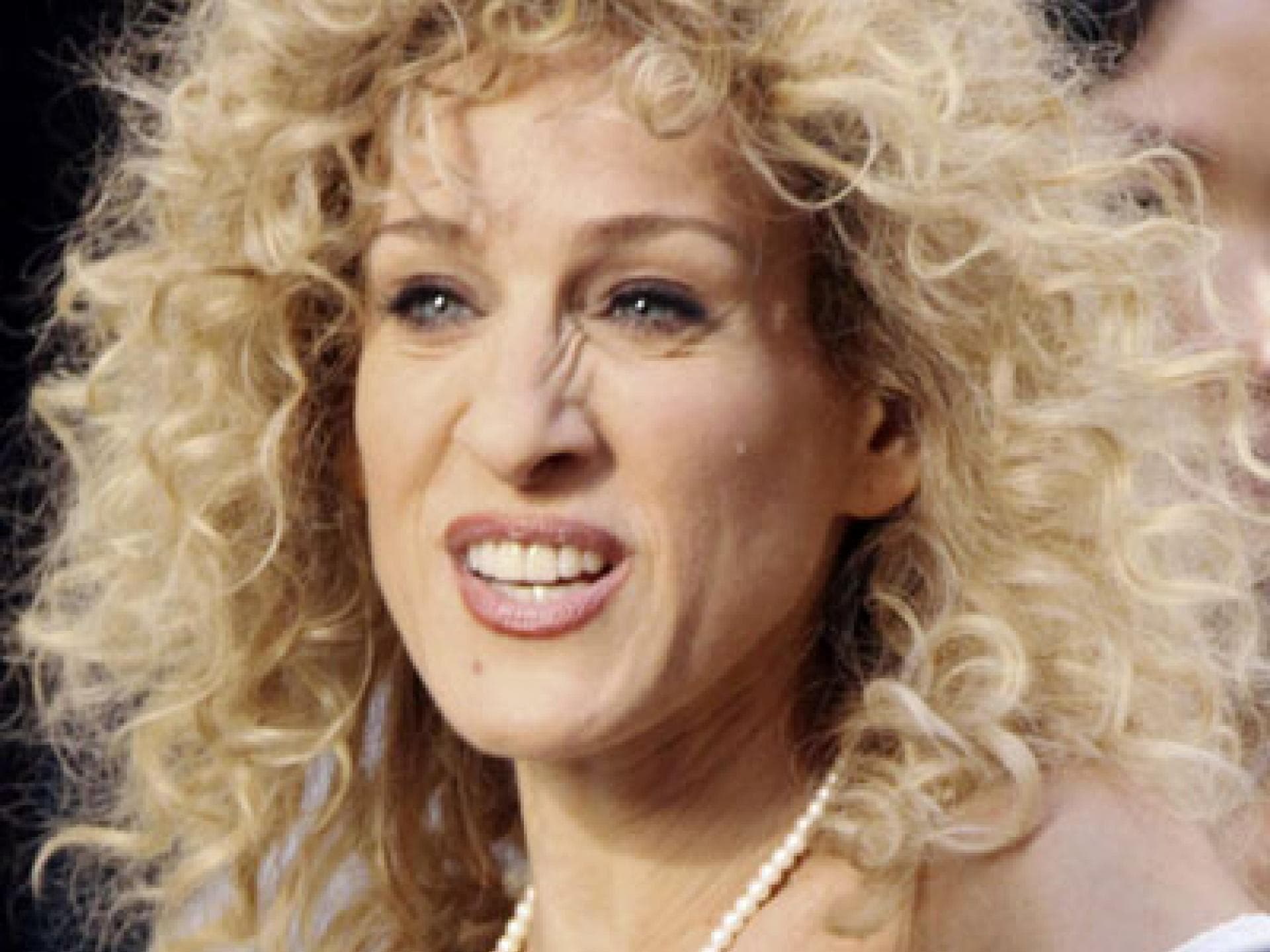 Sarah Jessica Parker mit Dauerwelle Sarah Jessica Parker mit Dauerwelle